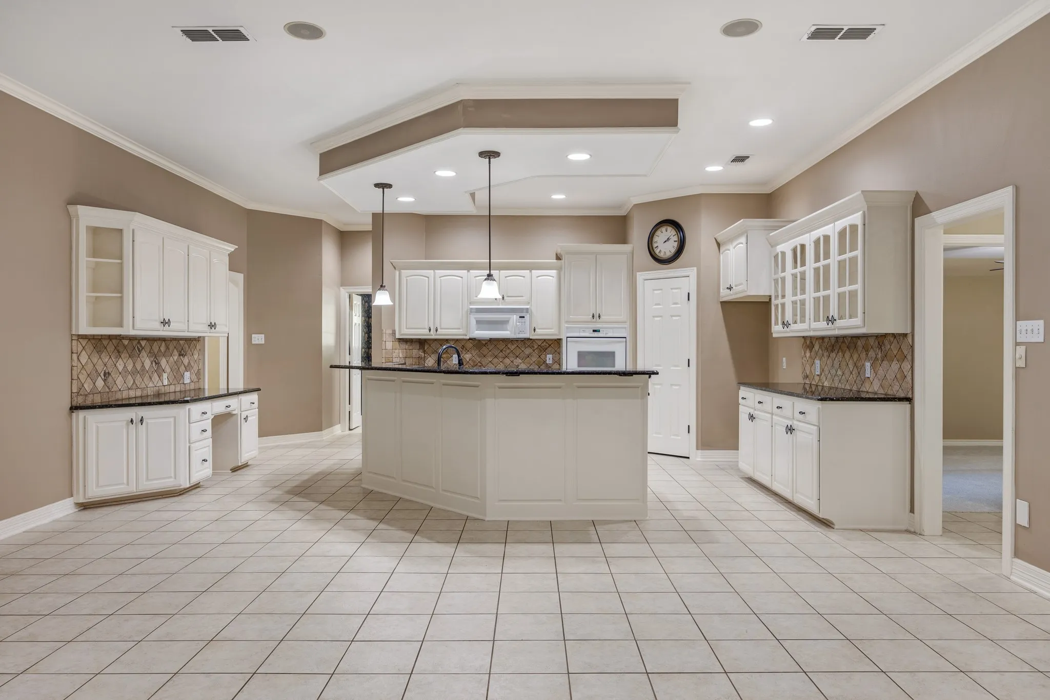 Single Family Residence For Sale in Smith County , 17820 Oak Forest Drive, Flint, Texas 75762, 4 Bedroom, 4 Bathroom, 2 Garage spaces, 3,464 Sqft, built in 1998, mls#21370045, Real Estate Agent in Flint, Homes For Sale in Smith county, Homes For Sale in Flint, Realtor in Flint Texas, Real Estate Brokerage Independent Realty Texas, Luminita Cordes Realtor