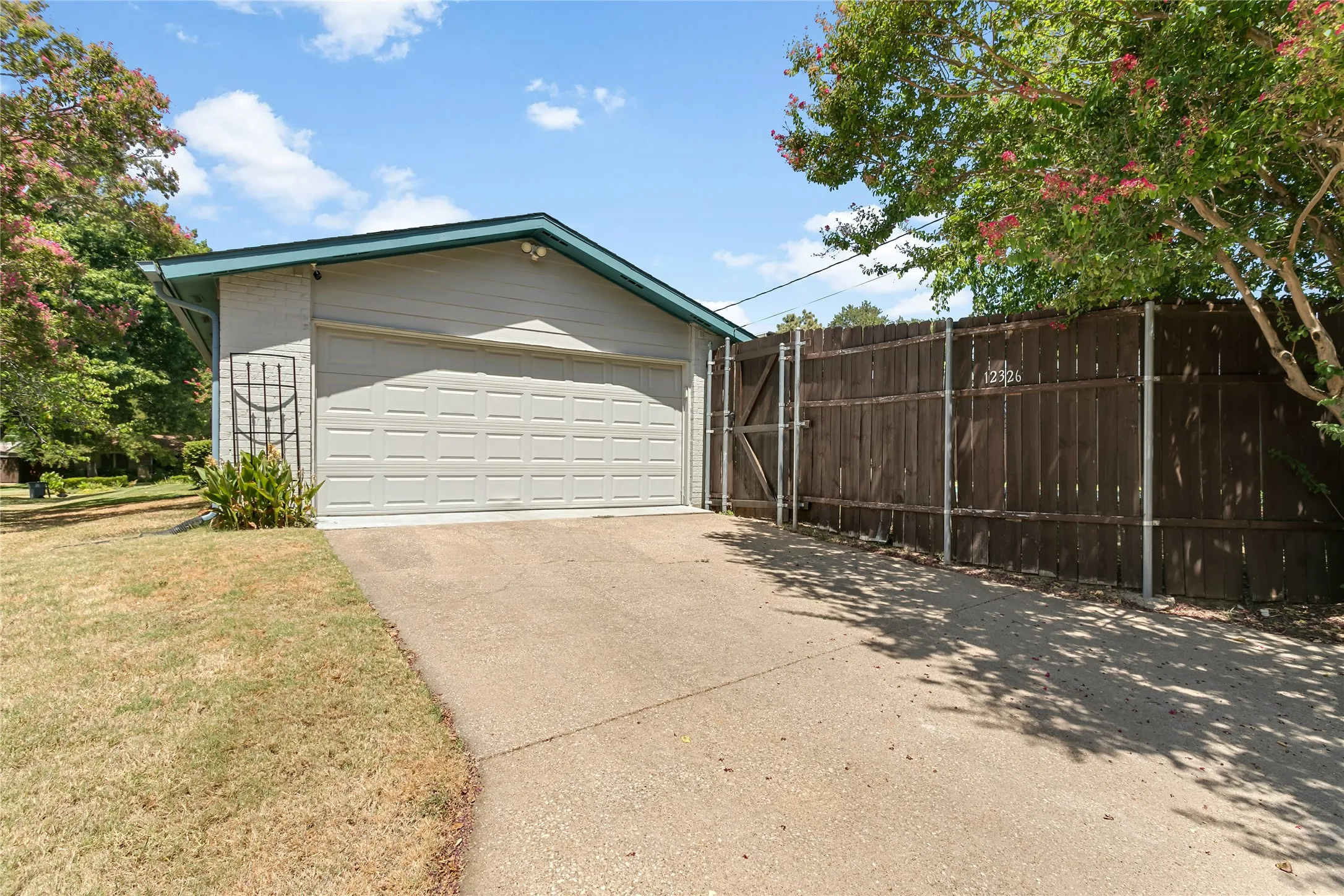 Single Family Residence For Sale in Dallas County , 12326 Cedar Bend Drive, Dallas, Texas 75244, 3 Bedroom, 2 Bathroom, 2 Garage spaces, 2,202 Sqft, built in 1966, mls#21355488, Real Estate Agent in Dallas, Homes For Sale in Dallas county, Homes For Sale in Dallas, Realtor in Dallas Texas, Real Estate Brokerage Independent Realty Texas, Luminita Cordes Realtor