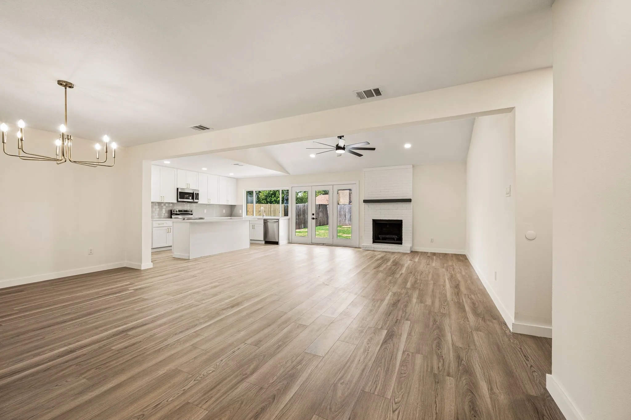 Single Family Residence For Sale in Dallas County , 1003 Summit Circle, Carrollton, Texas 75006, 3 Bedroom, 2 Bathroom, 2 Garage spaces, 1,696 Sqft, built in 1971, mls#21372351, Real Estate Agent in Carrollton, Homes For Sale in Dallas county, Homes For Sale in Carrollton, Realtor in Carrollton Texas, Real Estate Brokerage Independent Realty Texas, Luminita Cordes Realtor