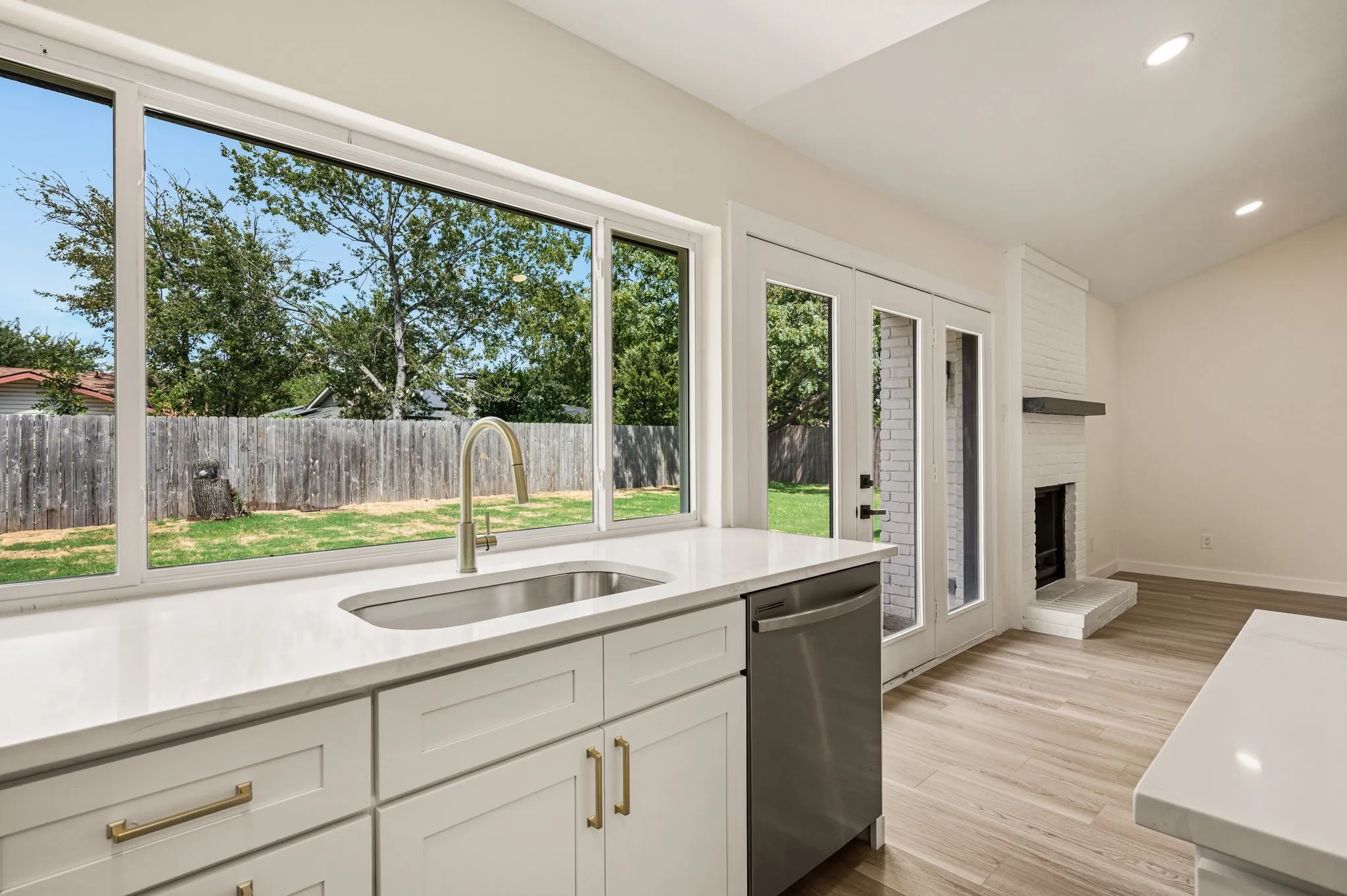 Single Family Residence For Sale in Dallas County , 1003 Summit Circle, Carrollton, Texas 75006, 3 Bedroom, 2 Bathroom, 2 Garage spaces, 1,696 Sqft, built in 1971, mls#21372351, Real Estate Agent in Carrollton, Homes For Sale in Dallas county, Homes For Sale in Carrollton, Realtor in Carrollton Texas, Real Estate Brokerage Independent Realty Texas, Luminita Cordes Realtor