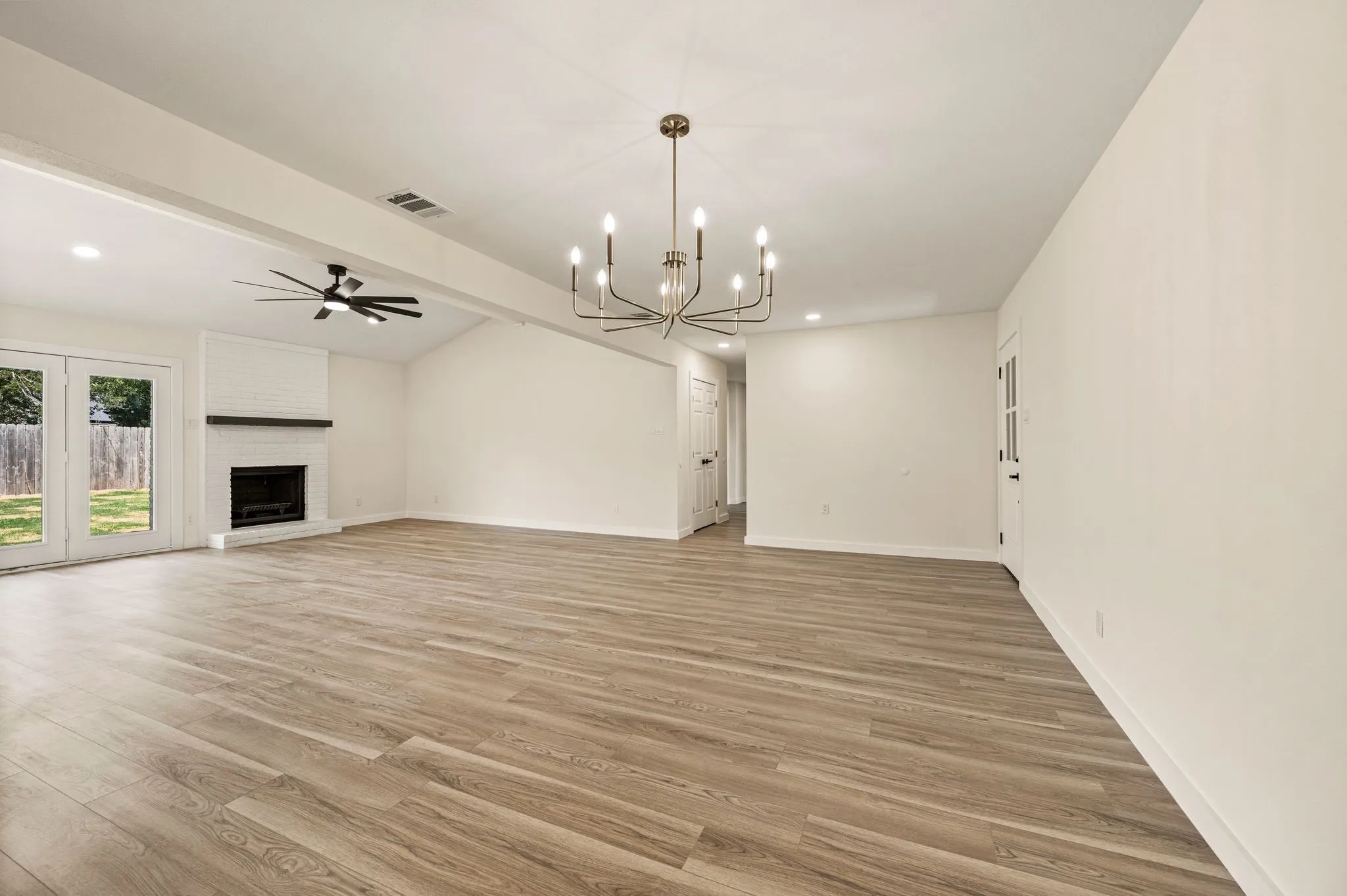 Single Family Residence For Sale in Dallas County , 1003 Summit Circle, Carrollton, Texas 75006, 3 Bedroom, 2 Bathroom, 2 Garage spaces, 1,696 Sqft, built in 1971, mls#21372351, Real Estate Agent in Carrollton, Homes For Sale in Dallas county, Homes For Sale in Carrollton, Realtor in Carrollton Texas, Real Estate Brokerage Independent Realty Texas, Luminita Cordes Realtor
