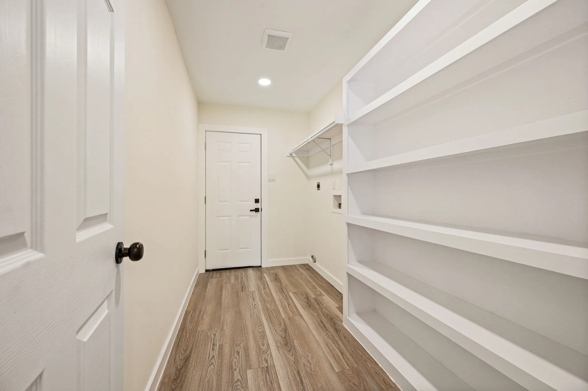 Single Family Residence For Sale in Dallas County , 1003 Summit Circle, Carrollton, Texas 75006, 3 Bedroom, 2 Bathroom, 2 Garage spaces, 1,696 Sqft, built in 1971, mls#21372351, Real Estate Agent in Carrollton, Homes For Sale in Dallas county, Homes For Sale in Carrollton, Realtor in Carrollton Texas, Real Estate Brokerage Independent Realty Texas, Luminita Cordes Realtor