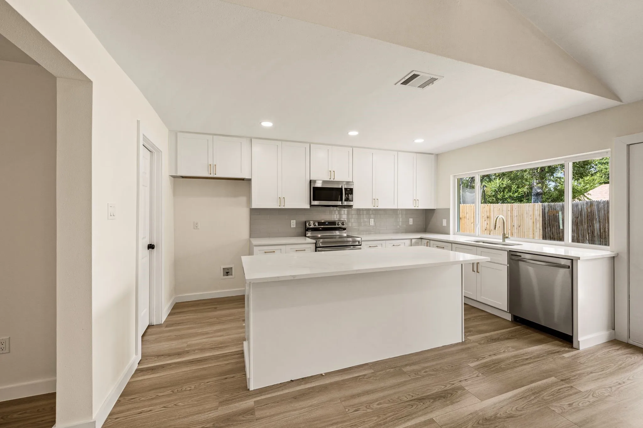 Single Family Residence For Sale in Dallas County , 1003 Summit Circle, Carrollton, Texas 75006, 3 Bedroom, 2 Bathroom, 2 Garage spaces, 1,696 Sqft, built in 1971, mls#21372351, Real Estate Agent in Carrollton, Homes For Sale in Dallas county, Homes For Sale in Carrollton, Realtor in Carrollton Texas, Real Estate Brokerage Independent Realty Texas, Luminita Cordes Realtor