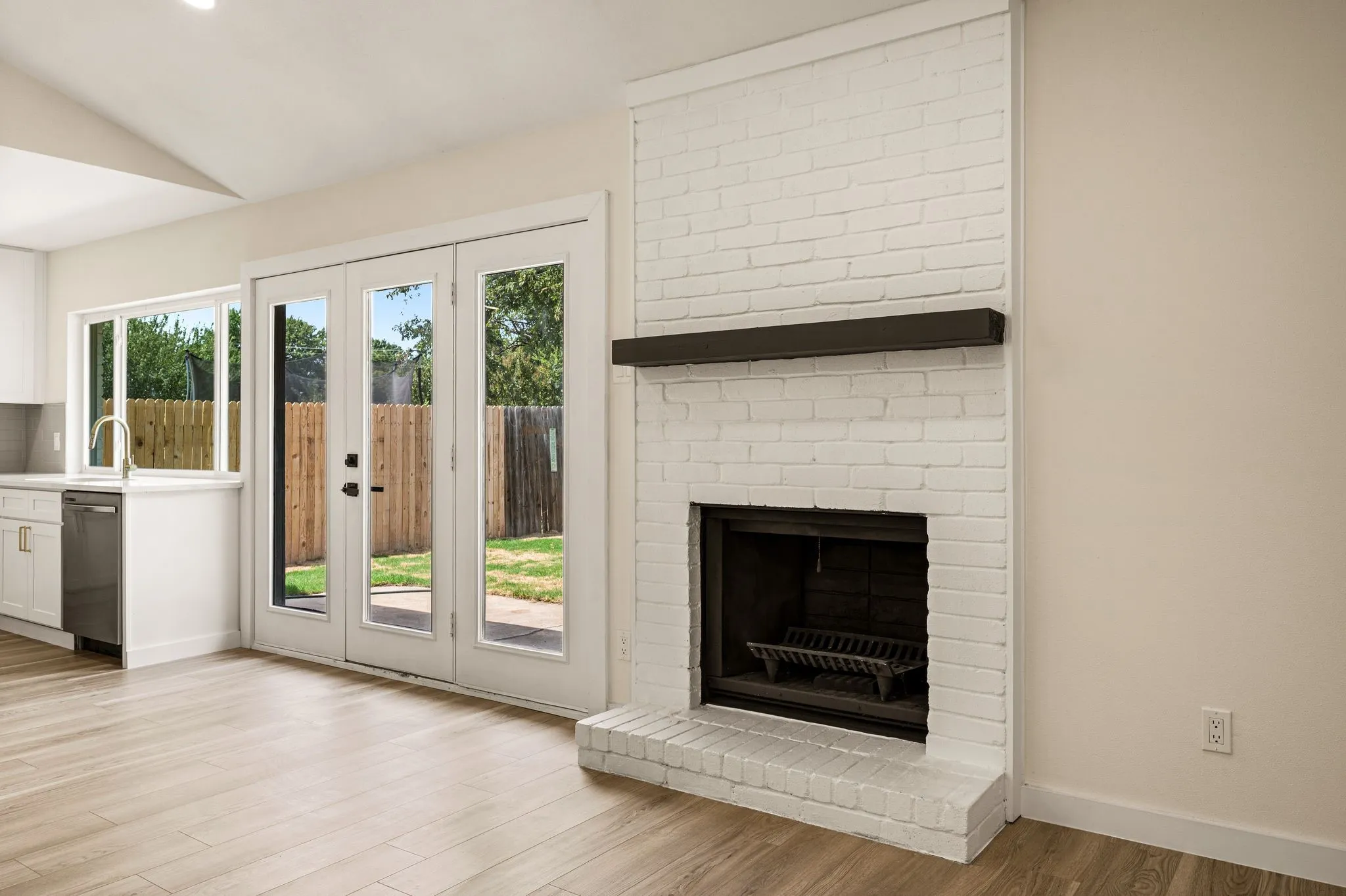 Single Family Residence For Sale in Dallas County , 1003 Summit Circle, Carrollton, Texas 75006, 3 Bedroom, 2 Bathroom, 2 Garage spaces, 1,696 Sqft, built in 1971, mls#21372351, Real Estate Agent in Carrollton, Homes For Sale in Dallas county, Homes For Sale in Carrollton, Realtor in Carrollton Texas, Real Estate Brokerage Independent Realty Texas, Luminita Cordes Realtor