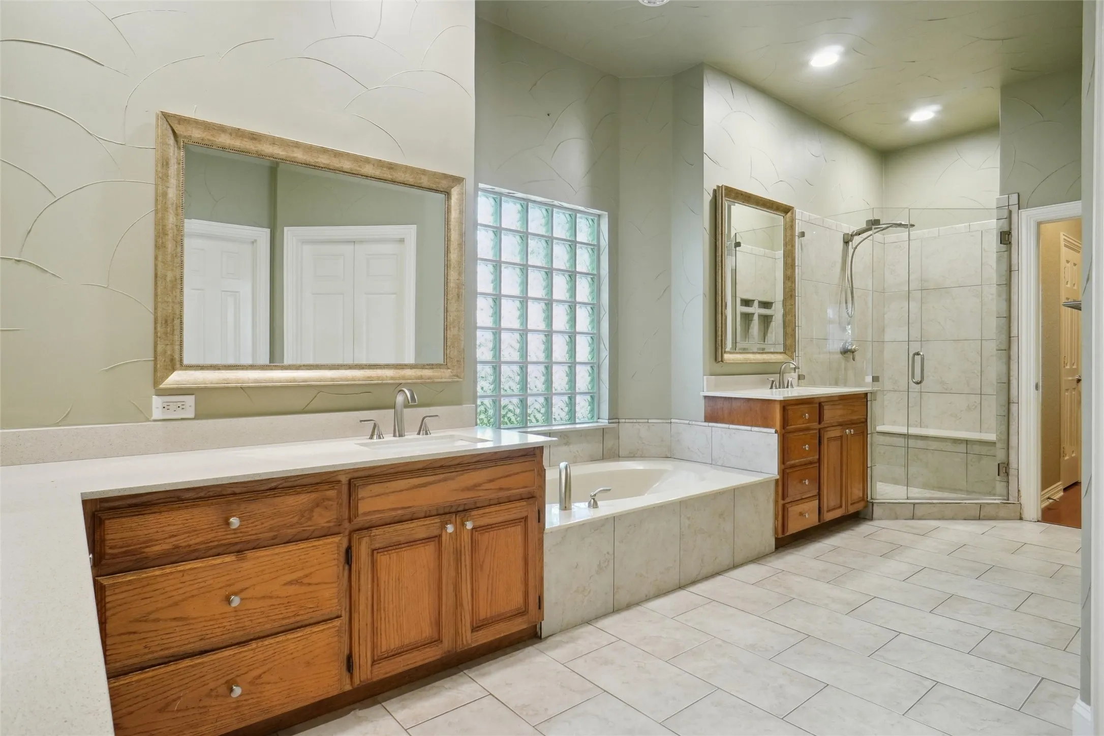 Single Family Residence For Rent in Denton County , 23 Oak Forrest Circle, Denton, Texas 76210, 4 Bedroom, 4 Bathroom, 2 Garage spaces, 3,335 Sqft, built in 1991, mls#21372361, Real Estate Agent in Denton, Homes For Rent in Denton county, Homes For Rent in Denton, Realtor in Denton Texas, Real Estate Brokerage Independent Realty Texas, Luminita Cordes Realtor