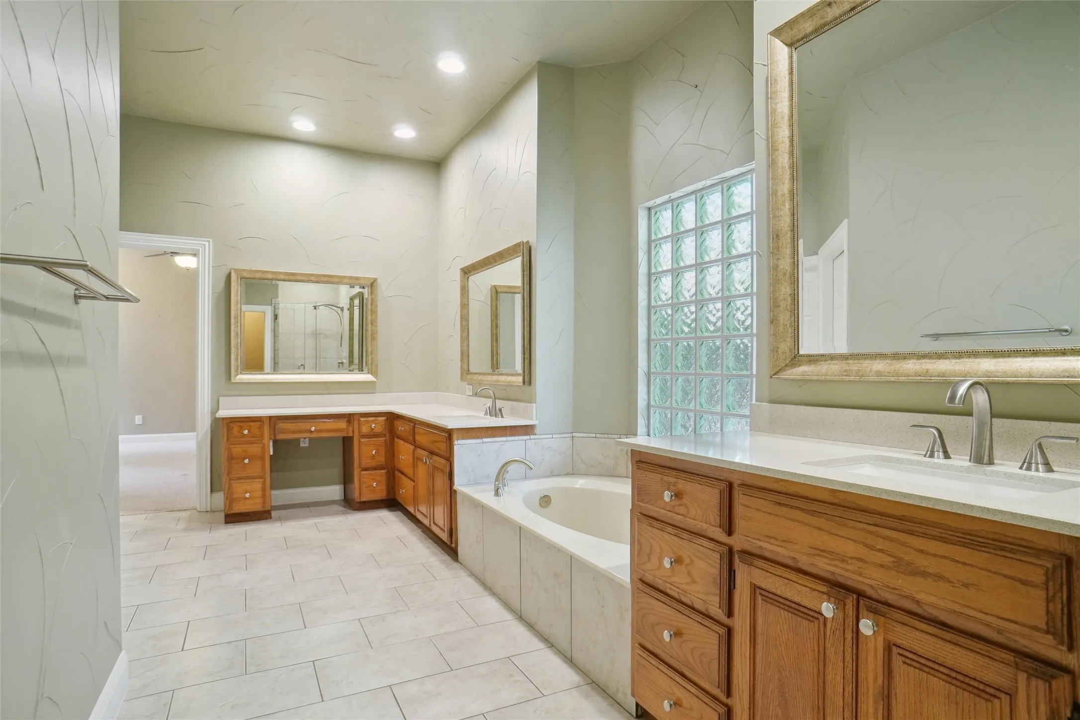 Single Family Residence For Rent in Denton County , 23 Oak Forrest Circle, Denton, Texas 76210, 4 Bedroom, 4 Bathroom, 2 Garage spaces, 3,335 Sqft, built in 1991, mls#21372361, Real Estate Agent in Denton, Homes For Rent in Denton county, Homes For Rent in Denton, Realtor in Denton Texas, Real Estate Brokerage Independent Realty Texas, Luminita Cordes Realtor