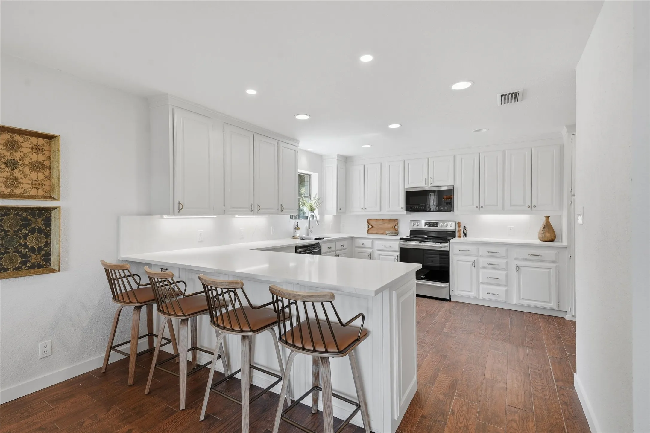 Single Family Residence For Sale in Hood County , 5123 Fairway Circle, Granbury, Texas 76049, 3 Bedroom, 3 Bathroom, 2 Garage spaces, 2,364 Sqft, built in 1978, mls#21371908, Real Estate Agent in Granbury, Homes For Sale in Hood county, Homes For Sale in Granbury, Realtor in Granbury Texas, Real Estate Brokerage Independent Realty Texas, Luminita Cordes Realtor