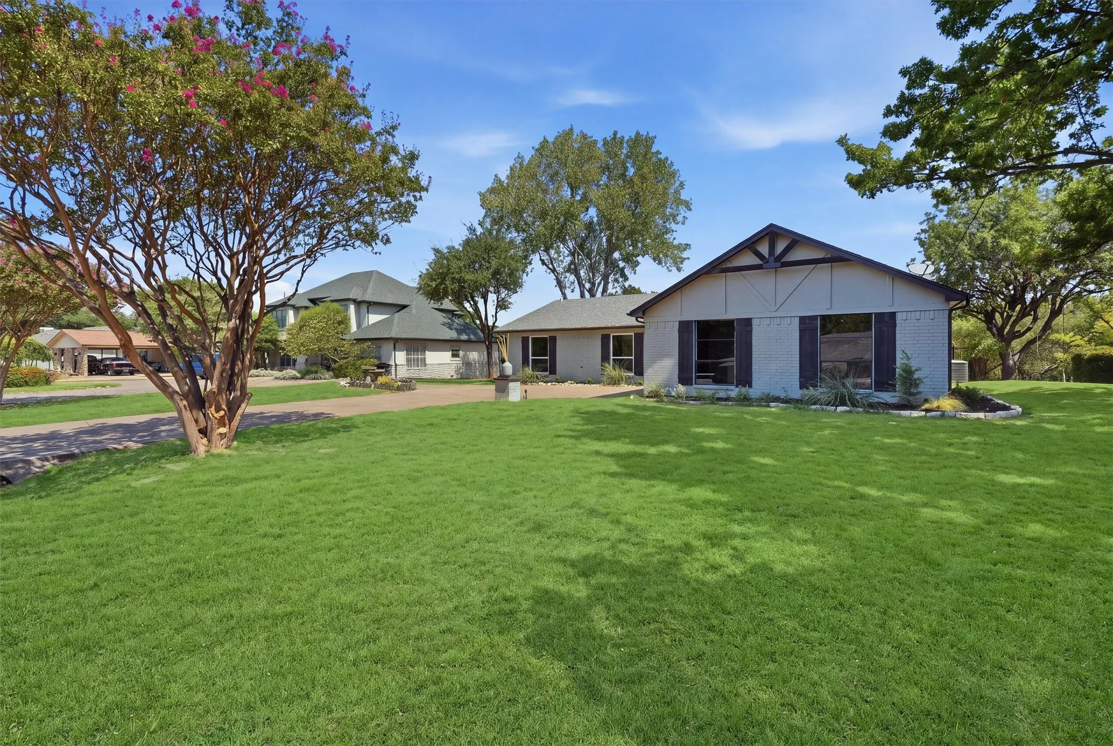 Single Family Residence For Sale in Hood County , 5123 Fairway Circle, Granbury, Texas 76049, 3 Bedroom, 3 Bathroom, 2 Garage spaces, 2,364 Sqft, built in 1978, mls#21371908, Real Estate Agent in Granbury, Homes For Sale in Hood county, Homes For Sale in Granbury, Realtor in Granbury Texas, Real Estate Brokerage Independent Realty Texas, Luminita Cordes Realtor