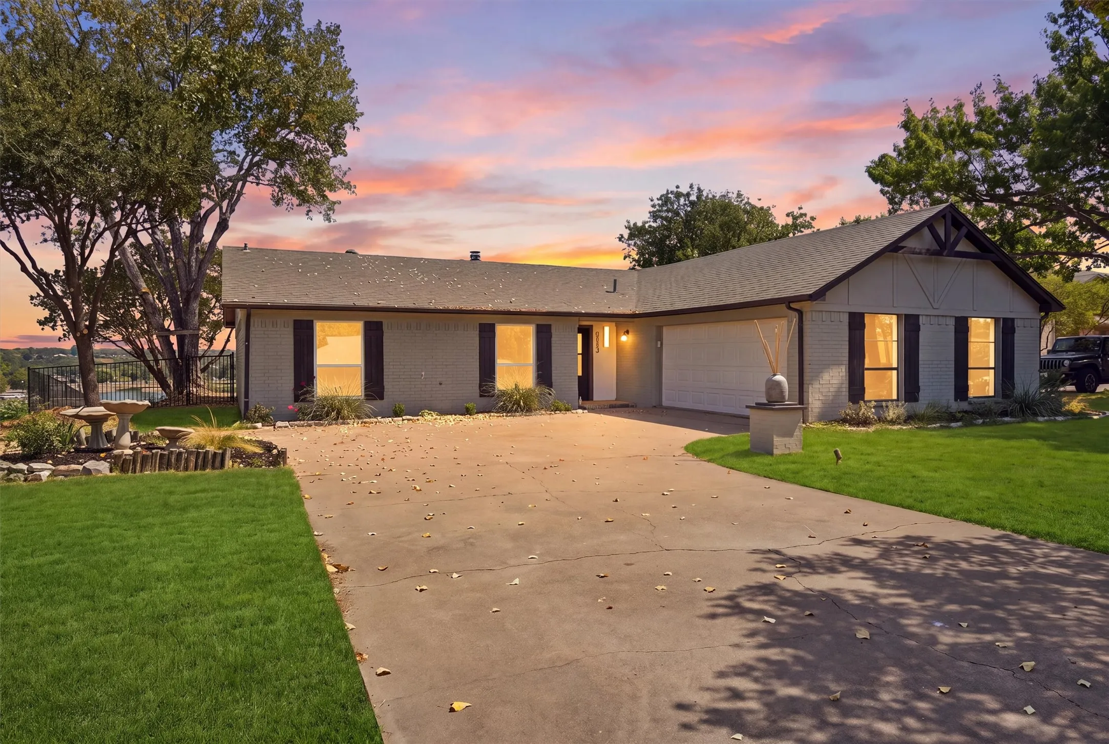 Single Family Residence For Sale in Hood County , 5123 Fairway Circle, Granbury, Texas 76049, 3 Bedroom, 3 Bathroom, 2 Garage spaces, 2,364 Sqft, built in 1978, mls#21371908, Real Estate Agent in Granbury, Homes For Sale in Hood county, Homes For Sale in Granbury, Realtor in Granbury Texas, Real Estate Brokerage Independent Realty Texas, Luminita Cordes Realtor