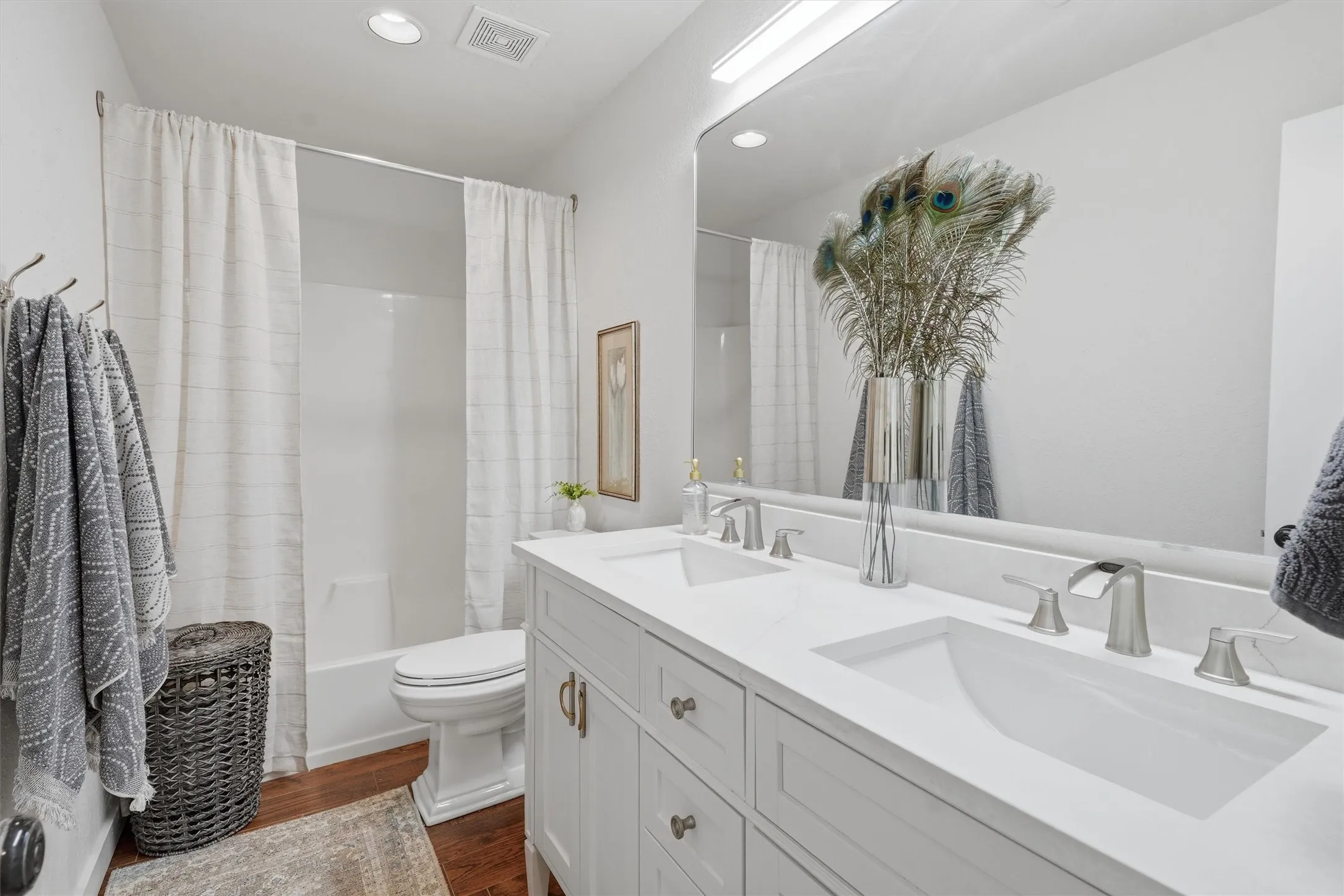 Single Family Residence For Sale in Hood County , 5123 Fairway Circle, Granbury, Texas 76049, 3 Bedroom, 3 Bathroom, 2 Garage spaces, 2,364 Sqft, built in 1978, mls#21371908, Real Estate Agent in Granbury, Homes For Sale in Hood county, Homes For Sale in Granbury, Realtor in Granbury Texas, Real Estate Brokerage Independent Realty Texas, Luminita Cordes Realtor