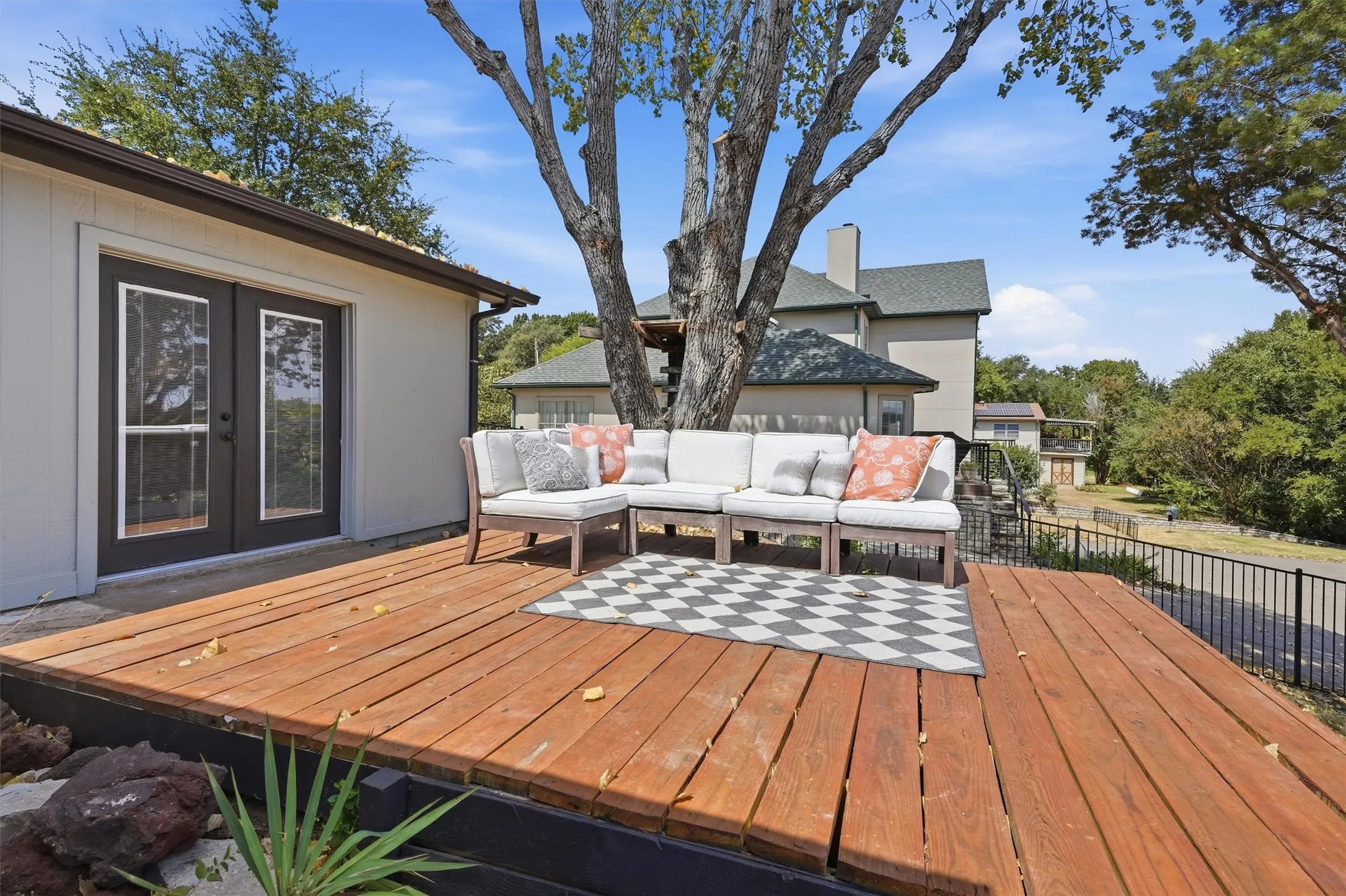 Single Family Residence For Sale in Hood County , 5123 Fairway Circle, Granbury, Texas 76049, 3 Bedroom, 3 Bathroom, 2 Garage spaces, 2,364 Sqft, built in 1978, mls#21371908, Real Estate Agent in Granbury, Homes For Sale in Hood county, Homes For Sale in Granbury, Realtor in Granbury Texas, Real Estate Brokerage Independent Realty Texas, Luminita Cordes Realtor