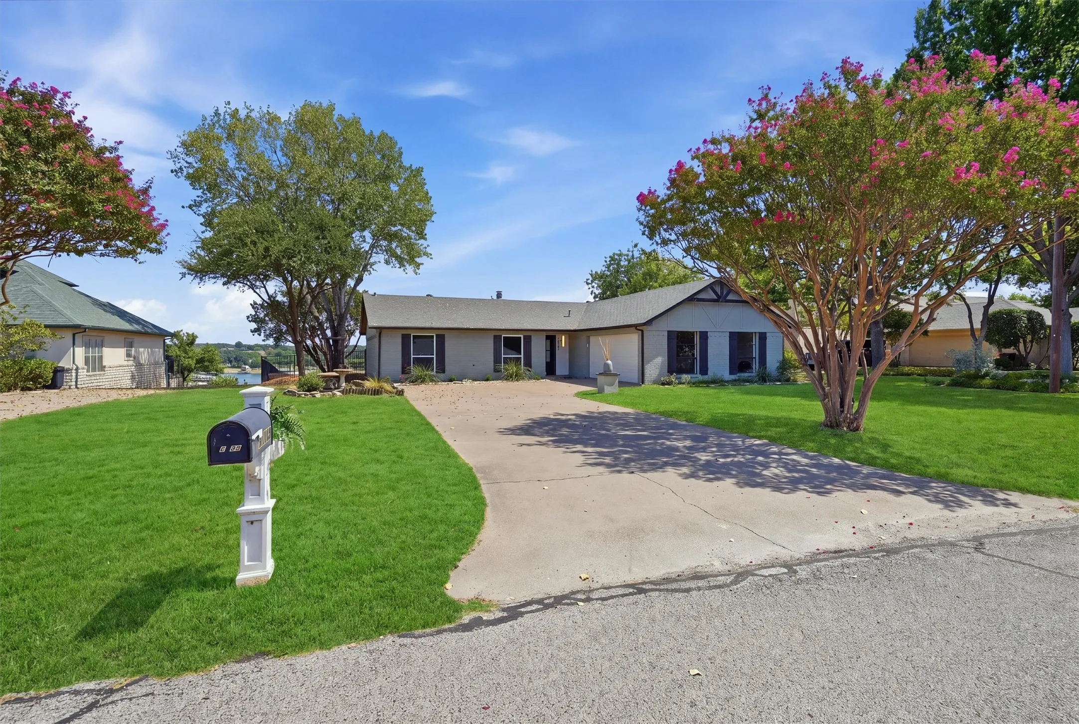 Single Family Residence For Sale in Hood County , 5123 Fairway Circle, Granbury, Texas 76049, 3 Bedroom, 3 Bathroom, 2 Garage spaces, 2,364 Sqft, built in 1978, mls#21371908, Real Estate Agent in Granbury, Homes For Sale in Hood county, Homes For Sale in Granbury, Realtor in Granbury Texas, Real Estate Brokerage Independent Realty Texas, Luminita Cordes Realtor
