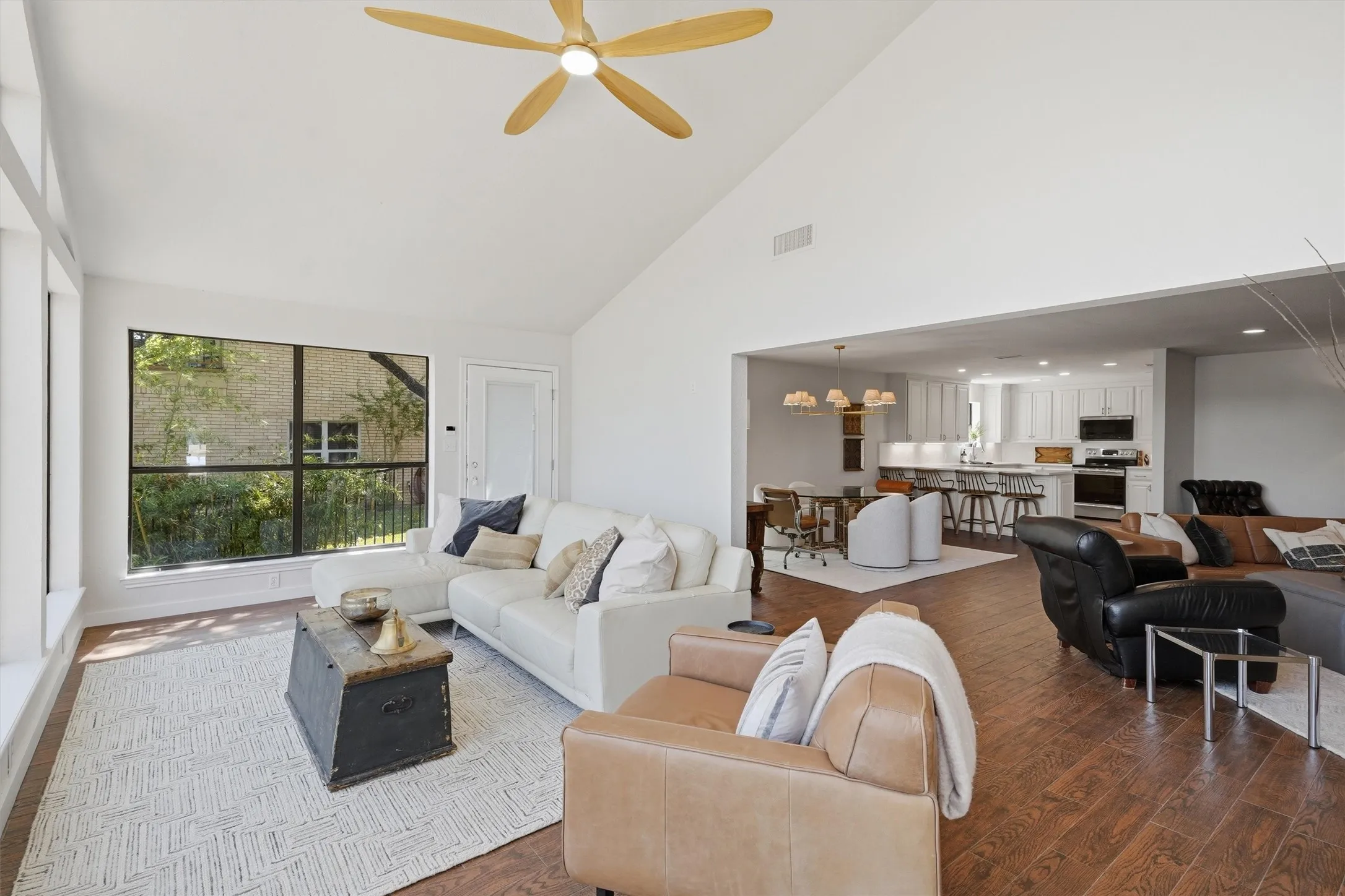 Single Family Residence For Sale in Hood County , 5123 Fairway Circle, Granbury, Texas 76049, 3 Bedroom, 3 Bathroom, 2 Garage spaces, 2,364 Sqft, built in 1978, mls#21371908, Real Estate Agent in Granbury, Homes For Sale in Hood county, Homes For Sale in Granbury, Realtor in Granbury Texas, Real Estate Brokerage Independent Realty Texas, Luminita Cordes Realtor