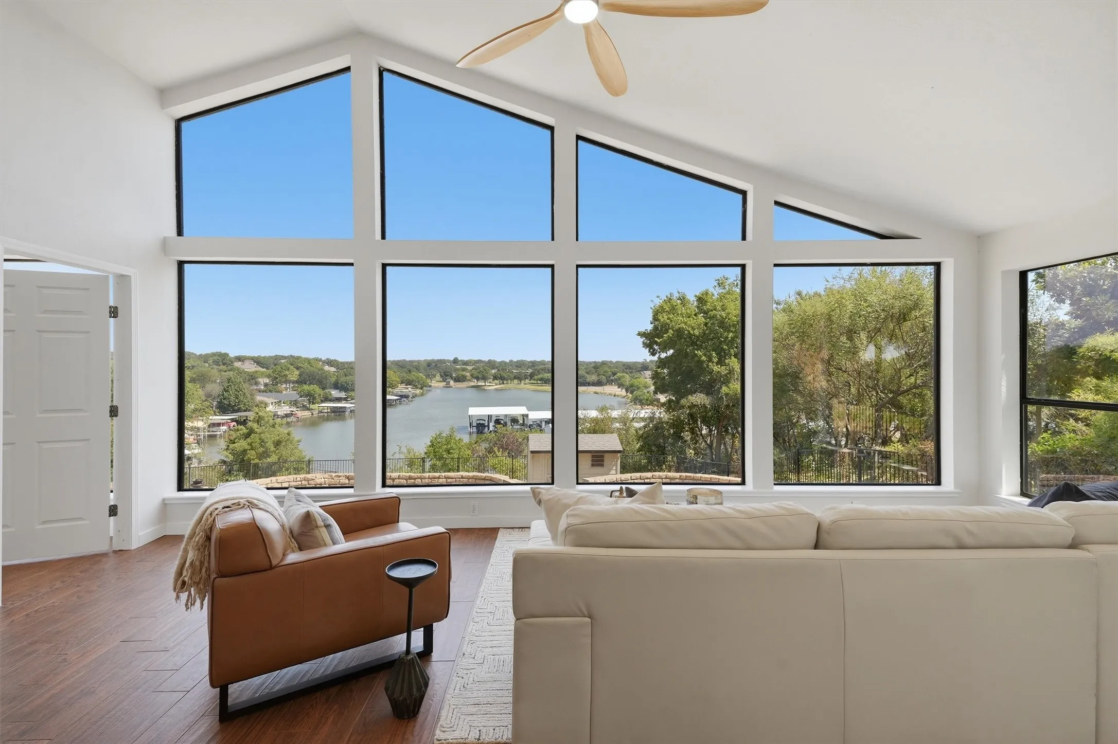 Single Family Residence For Sale in Hood County , 5123 Fairway Circle, Granbury, Texas 76049, 3 Bedroom, 3 Bathroom, 2 Garage spaces, 2,364 Sqft, built in 1978, mls#21371908, Real Estate Agent in Granbury, Homes For Sale in Hood county, Homes For Sale in Granbury, Realtor in Granbury Texas, Real Estate Brokerage Independent Realty Texas, Luminita Cordes Realtor
