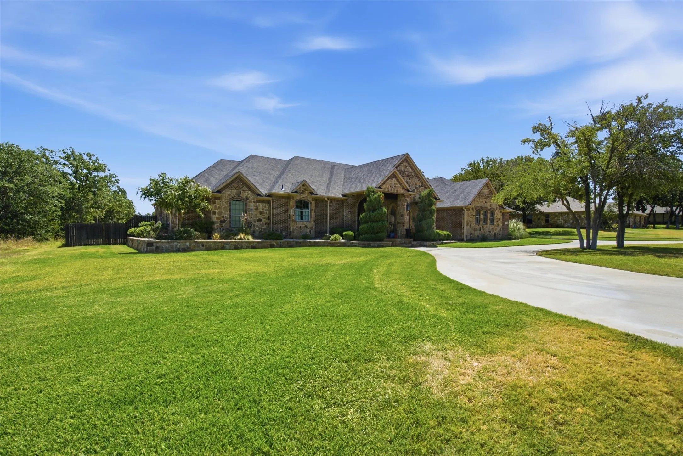 Single Family Residence For Sale in Young County , 116 Timberview Drive, Graham, Texas 76450, 3 Bedroom, 4 Bathroom, 3 Garage spaces, 3,042 Sqft, built in 2013, mls#21372035, Real Estate Agent in Graham, Homes For Sale in Young county, Homes For Sale in Graham, Realtor in Graham Texas, Real Estate Brokerage Independent Realty Texas, Luminita Cordes Realtor