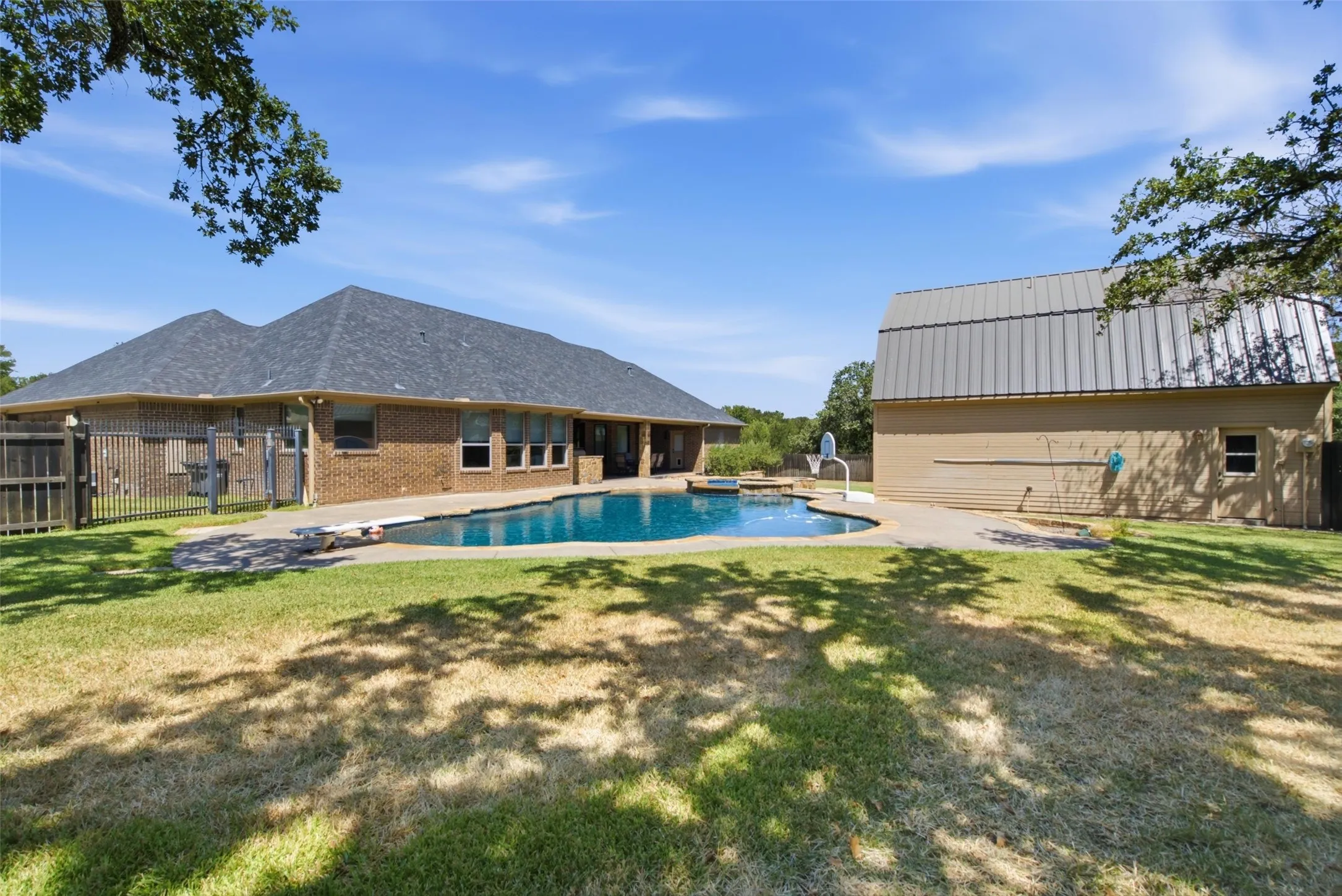 Single Family Residence For Sale in Young County , 116 Timberview Drive, Graham, Texas 76450, 3 Bedroom, 4 Bathroom, 3 Garage spaces, 3,042 Sqft, built in 2013, mls#21372035, Real Estate Agent in Graham, Homes For Sale in Young county, Homes For Sale in Graham, Realtor in Graham Texas, Real Estate Brokerage Independent Realty Texas, Luminita Cordes Realtor