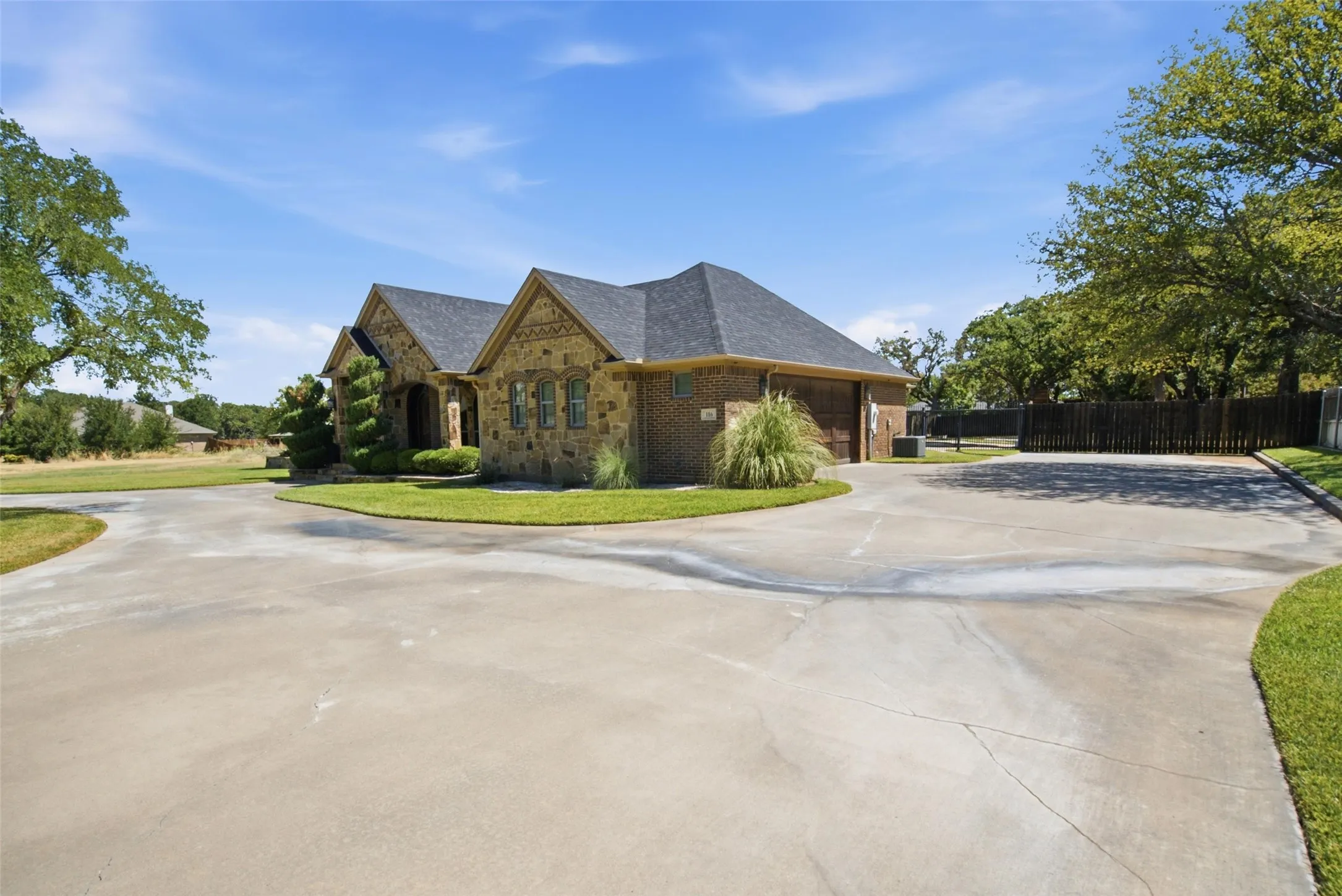 Single Family Residence For Sale in Young County , 116 Timberview Drive, Graham, Texas 76450, 3 Bedroom, 4 Bathroom, 3 Garage spaces, 3,042 Sqft, built in 2013, mls#21372035, Real Estate Agent in Graham, Homes For Sale in Young county, Homes For Sale in Graham, Realtor in Graham Texas, Real Estate Brokerage Independent Realty Texas, Luminita Cordes Realtor
