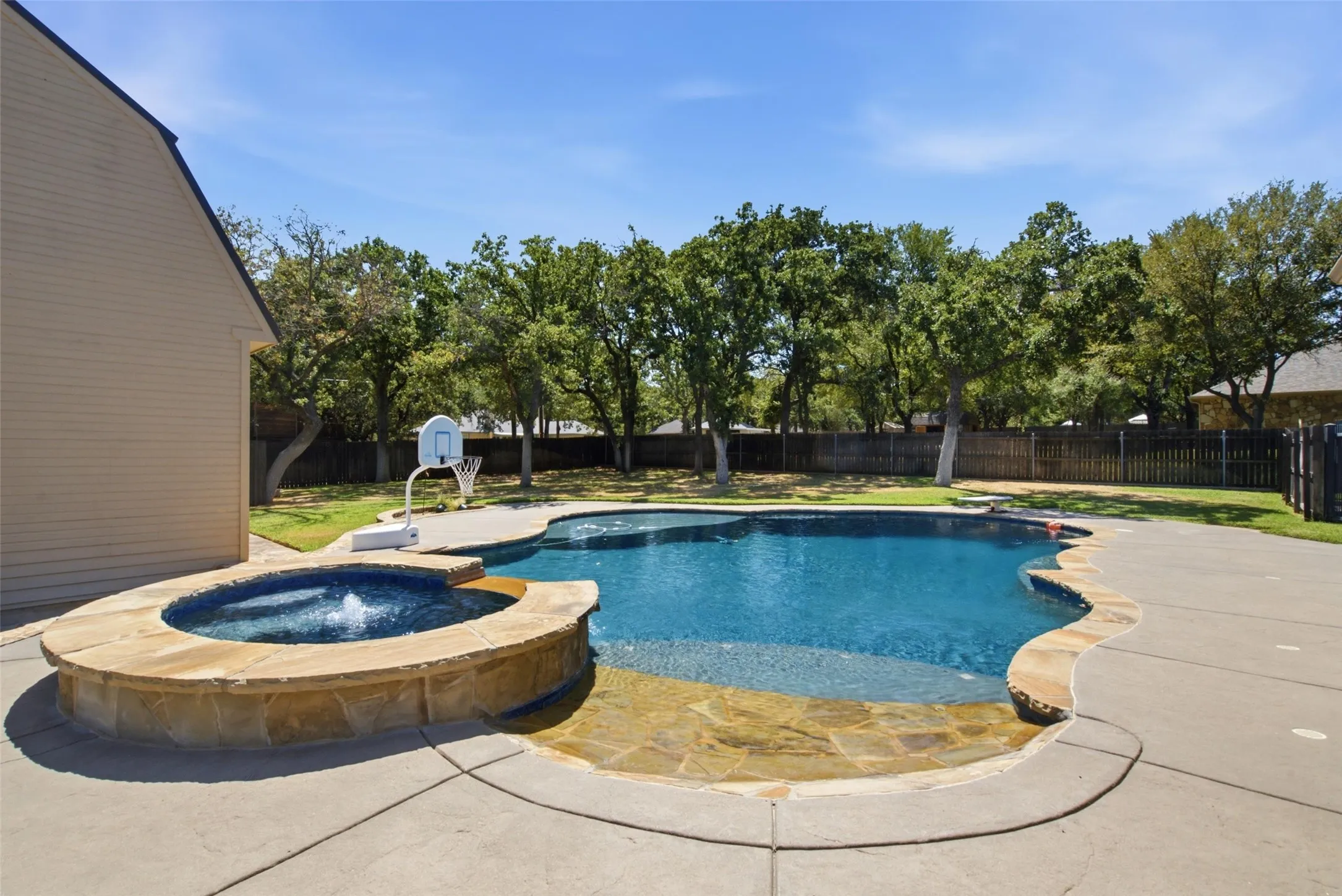 Single Family Residence For Sale in Young County , 116 Timberview Drive, Graham, Texas 76450, 3 Bedroom, 4 Bathroom, 3 Garage spaces, 3,042 Sqft, built in 2013, mls#21372035, Real Estate Agent in Graham, Homes For Sale in Young county, Homes For Sale in Graham, Realtor in Graham Texas, Real Estate Brokerage Independent Realty Texas, Luminita Cordes Realtor