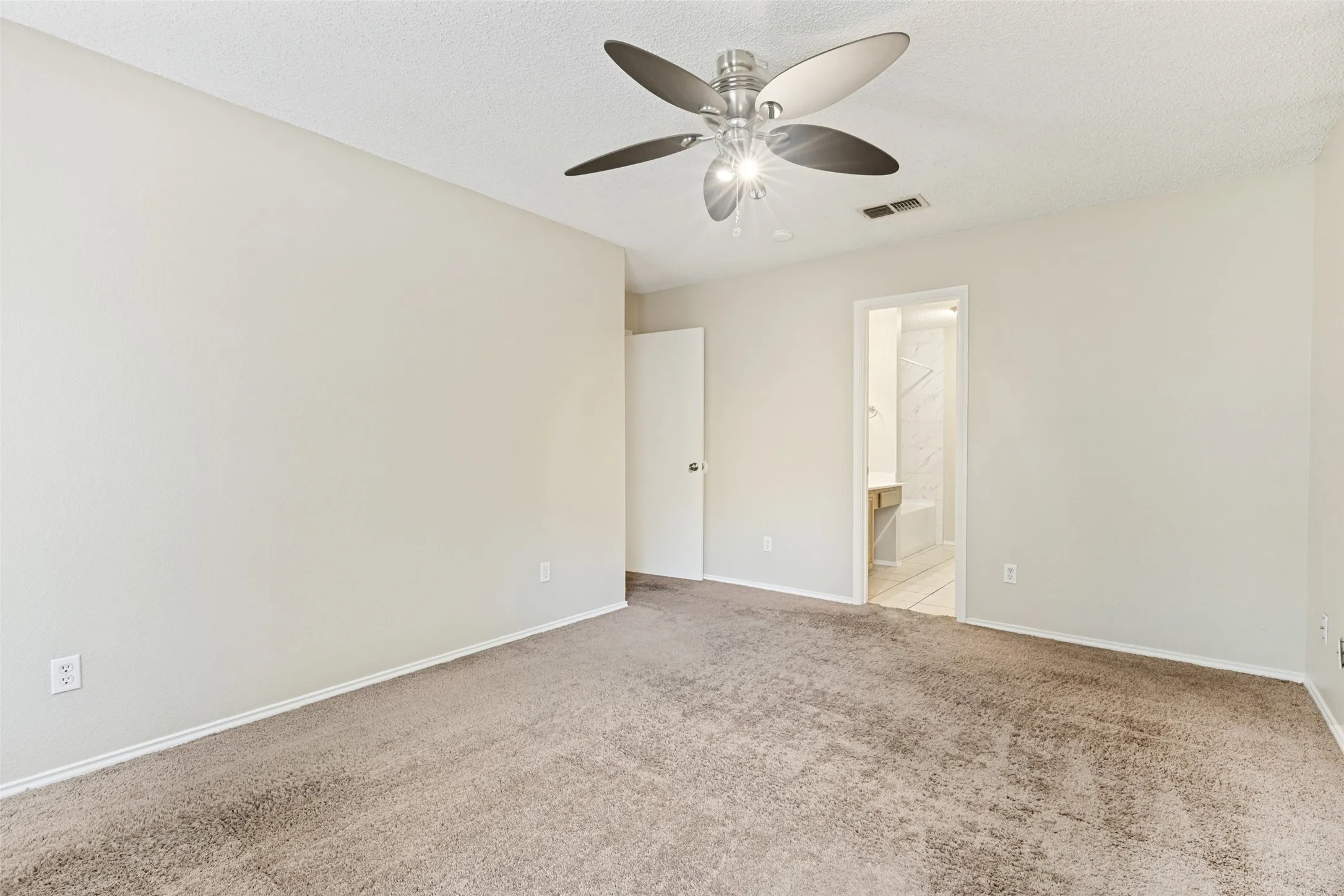 Single Family Residence For Rent in Tarrant County , 200 Cutting Horse Lane, Keller, Texas 76248, 3 Bedroom, 2 Bathroom, 2 Garage spaces, 1,354 Sqft, built in 1991, mls#21372207, Real Estate Agent in Keller, Homes For Rent in Tarrant county, Homes For Rent in Keller, Realtor in Keller Texas, Real Estate Brokerage Independent Realty Texas, Luminita Cordes Realtor