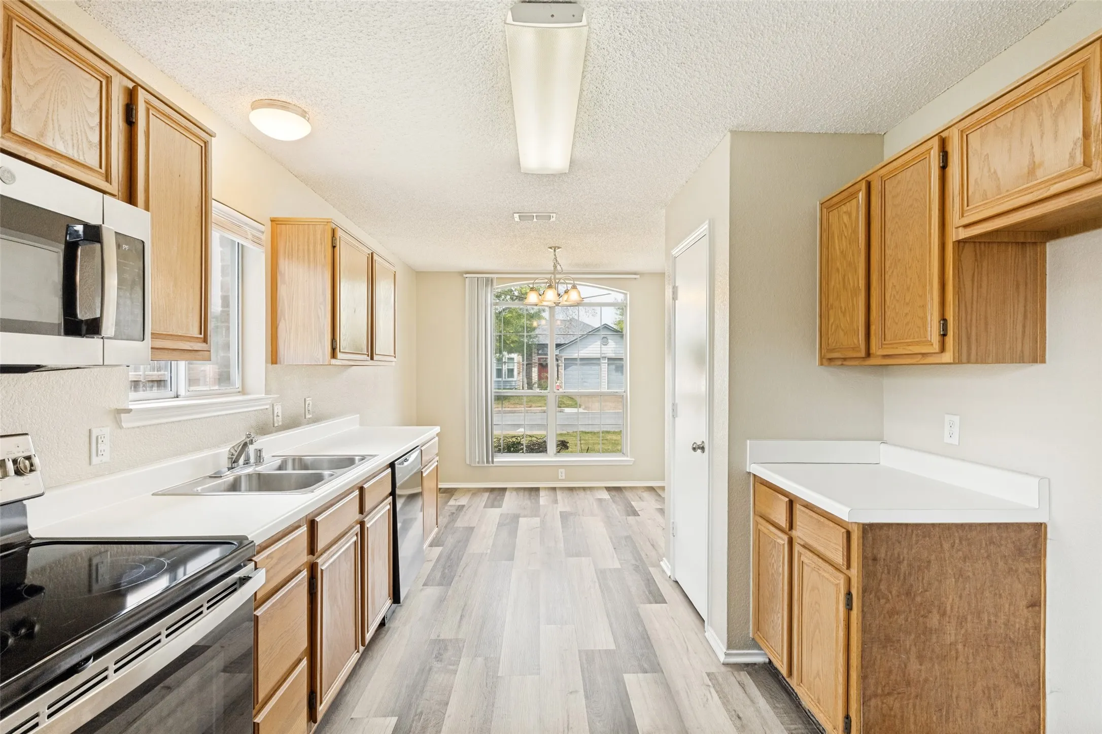Single Family Residence For Rent in Tarrant County , 200 Cutting Horse Lane, Keller, Texas 76248, 3 Bedroom, 2 Bathroom, 2 Garage spaces, 1,354 Sqft, built in 1991, mls#21372207, Real Estate Agent in Keller, Homes For Rent in Tarrant county, Homes For Rent in Keller, Realtor in Keller Texas, Real Estate Brokerage Independent Realty Texas, Luminita Cordes Realtor