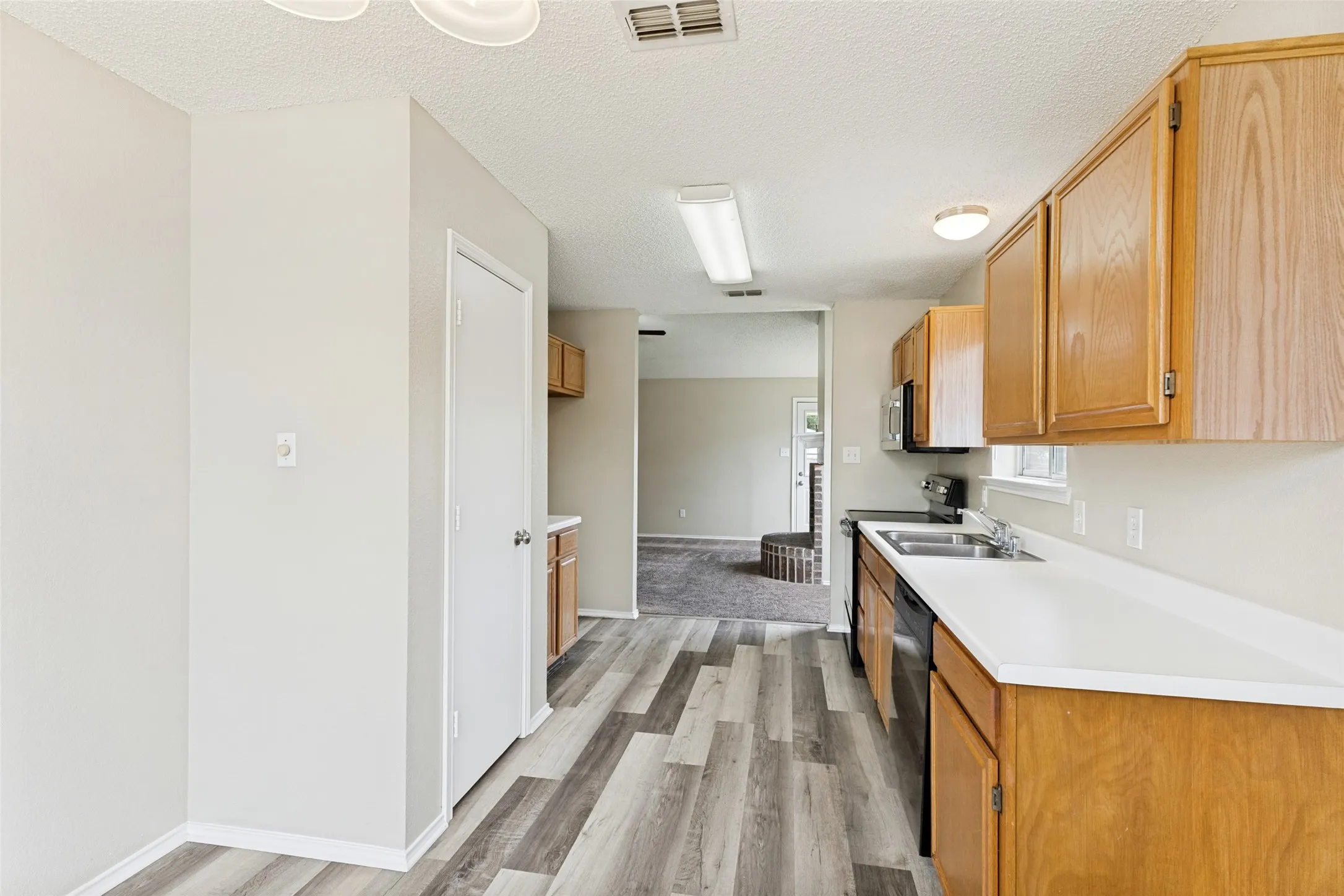 Single Family Residence For Rent in Tarrant County , 200 Cutting Horse Lane, Keller, Texas 76248, 3 Bedroom, 2 Bathroom, 2 Garage spaces, 1,354 Sqft, built in 1991, mls#21372207, Real Estate Agent in Keller, Homes For Rent in Tarrant county, Homes For Rent in Keller, Realtor in Keller Texas, Real Estate Brokerage Independent Realty Texas, Luminita Cordes Realtor