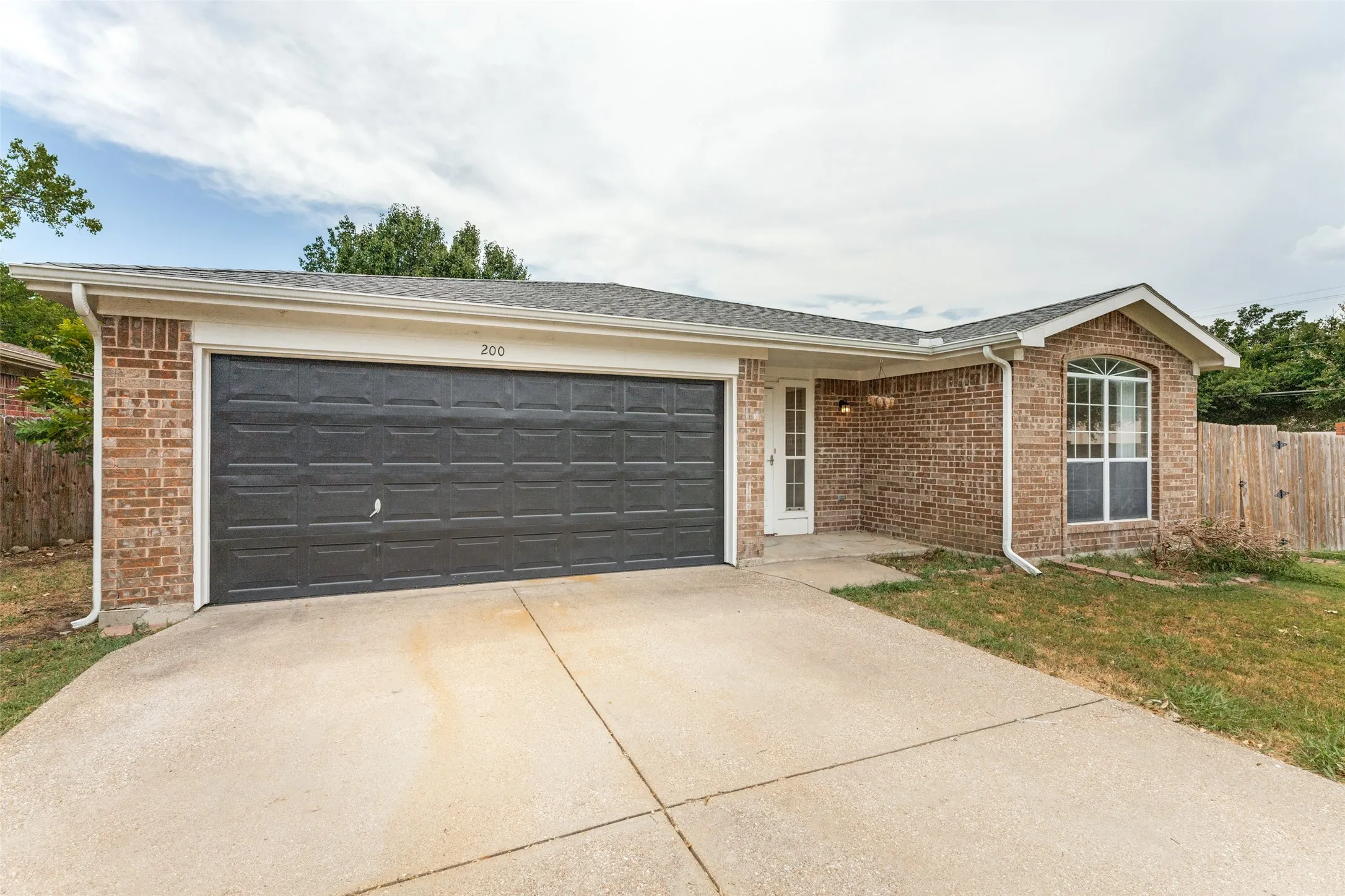 Single Family Residence For Rent in Tarrant County , 200 Cutting Horse Lane, Keller, Texas 76248, 3 Bedroom, 2 Bathroom, 2 Garage spaces, 1,354 Sqft, built in 1991, mls#21372207, Real Estate Agent in Keller, Homes For Rent in Tarrant county, Homes For Rent in Keller, Realtor in Keller Texas, Real Estate Brokerage Independent Realty Texas, Luminita Cordes Realtor