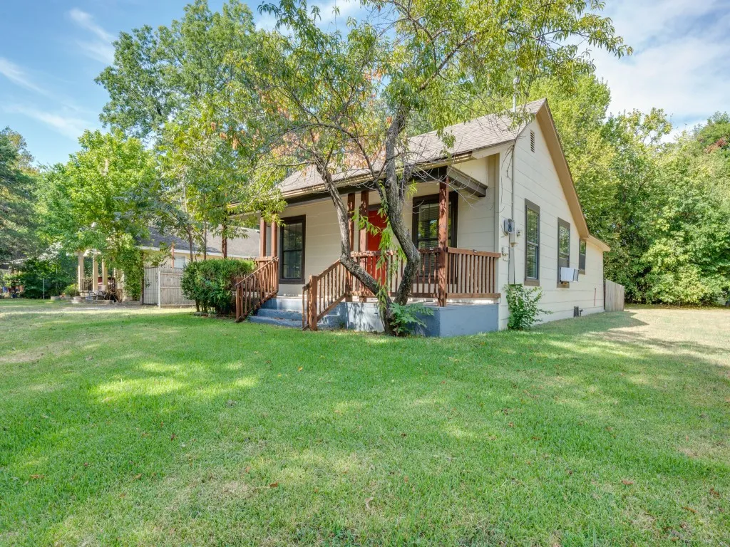 Single Family Residence For Sale in Cooke County , 541 Denison Street, Gainesville, Texas 76240, 3 Bedroom, 1 Bathroom, 2 Garage spaces, 1,066 Sqft, built in 1930, mls#21372360, Real Estate Agent in Gainesville, Homes For Sale in Cooke county, Homes For Sale in Gainesville, Realtor in Gainesville Texas, Real Estate Brokerage Independent Realty Texas, Luminita Cordes Realtor