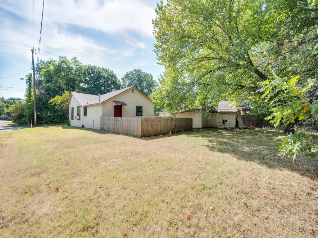 Single Family Residence For Sale in Cooke County , 541 Denison Street, Gainesville, Texas 76240, 3 Bedroom, 1 Bathroom, 2 Garage spaces, 1,066 Sqft, built in 1930, mls#21372360, Real Estate Agent in Gainesville, Homes For Sale in Cooke county, Homes For Sale in Gainesville, Realtor in Gainesville Texas, Real Estate Brokerage Independent Realty Texas, Luminita Cordes Realtor