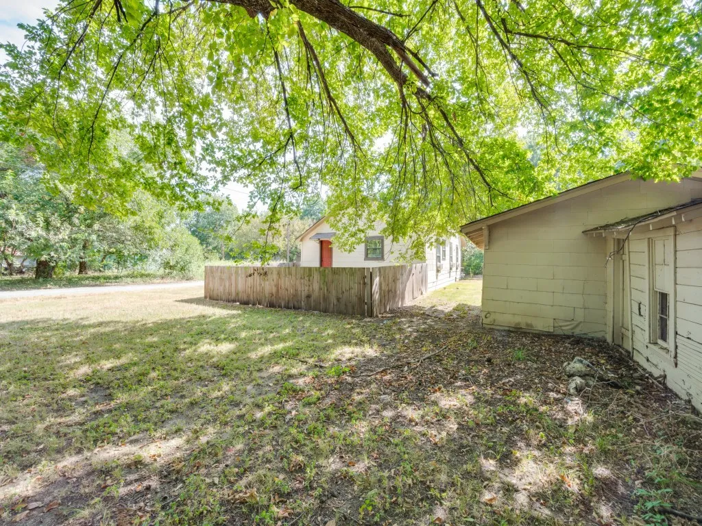 Single Family Residence For Sale in Cooke County , 541 Denison Street, Gainesville, Texas 76240, 3 Bedroom, 1 Bathroom, 2 Garage spaces, 1,066 Sqft, built in 1930, mls#21372360, Real Estate Agent in Gainesville, Homes For Sale in Cooke county, Homes For Sale in Gainesville, Realtor in Gainesville Texas, Real Estate Brokerage Independent Realty Texas, Luminita Cordes Realtor
