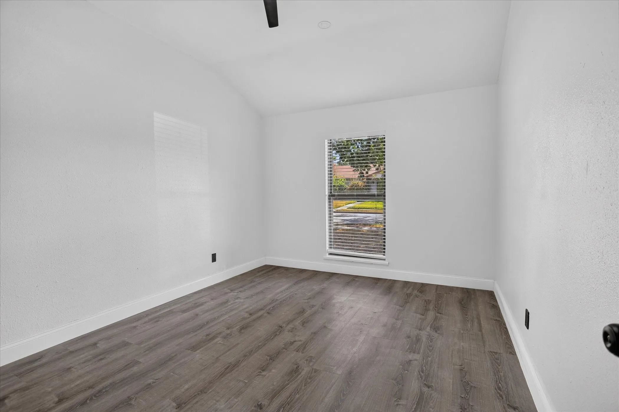 Single Family Residence For Rent in Denton County , 1800 Tree Line Drive, Carrollton, Texas 75007, 3 Bedroom, 2 Bathroom, 2 Garage spaces, 1,853 Sqft, built in 1977, mls#21372398, Real Estate Agent in Carrollton, Homes For Rent in Denton county, Homes For Rent in Carrollton, Realtor in Carrollton Texas, Real Estate Brokerage Independent Realty Texas, Luminita Cordes Realtor