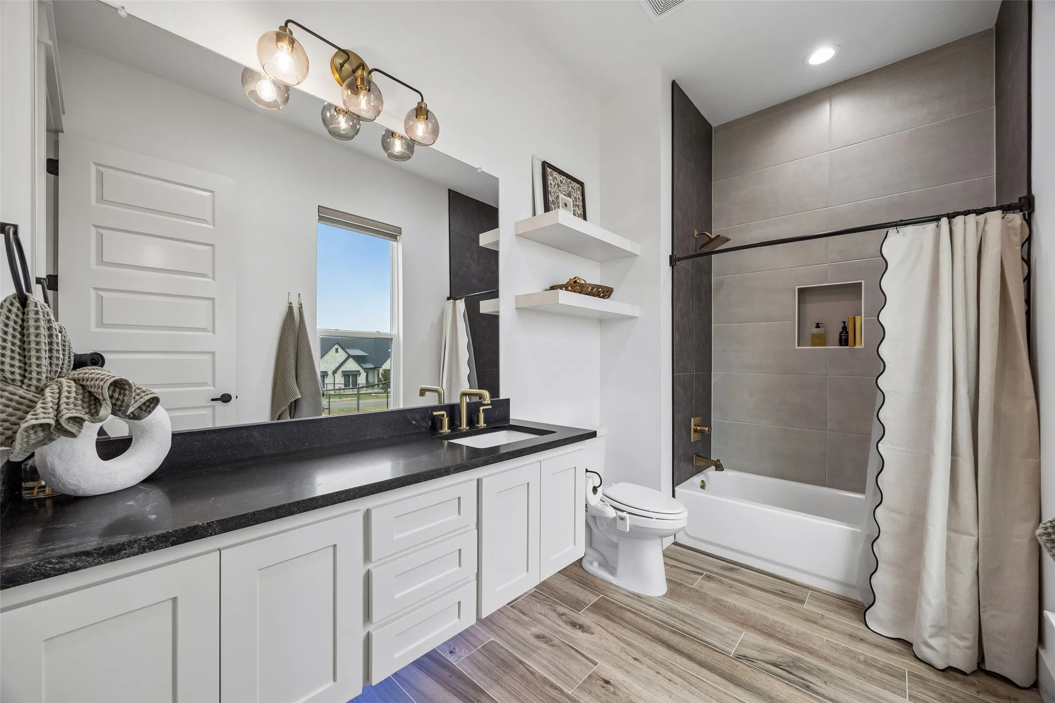 Single Family Residence For Sale in Parker County , 1032 Bluebonnet Ridge, Weatherford, Texas 76087, 4 Bedroom, 4 Bathroom, 3 Garage spaces, 3,076 Sqft, built in 2022, mls#21363834, Real Estate Agent in Weatherford, Homes For Sale in Parker county, Homes For Sale in Weatherford, Realtor in Weatherford Texas, Real Estate Brokerage Independent Realty Texas, Luminita Cordes Realtor