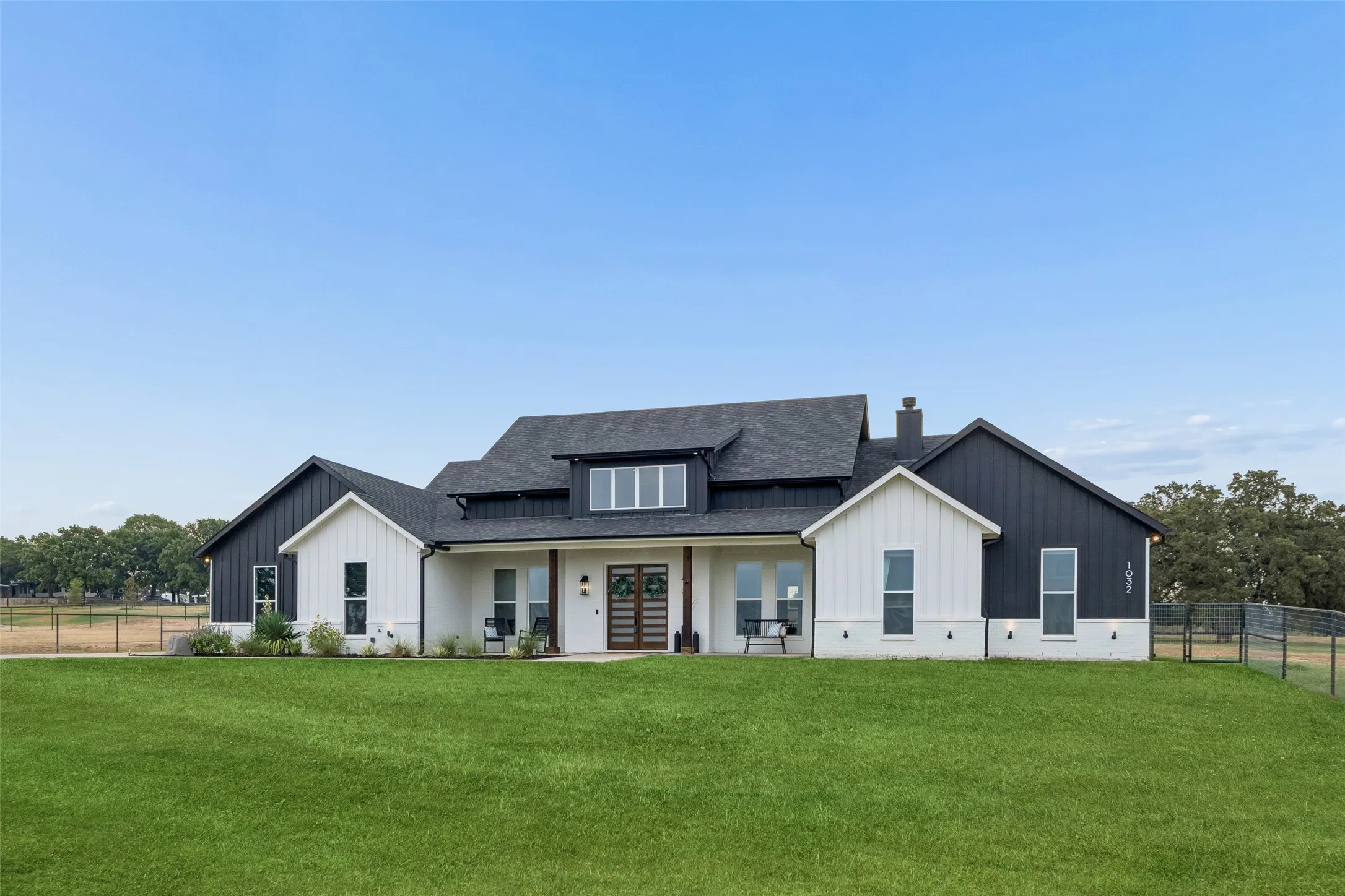 Single Family Residence For Sale in Parker County , 1032 Bluebonnet Ridge, Weatherford, Texas 76087, 4 Bedroom, 4 Bathroom, 3 Garage spaces, 3,076 Sqft, built in 2022, mls#21363834, Real Estate Agent in Weatherford, Homes For Sale in Parker county, Homes For Sale in Weatherford, Realtor in Weatherford Texas, Real Estate Brokerage Independent Realty Texas, Luminita Cordes Realtor