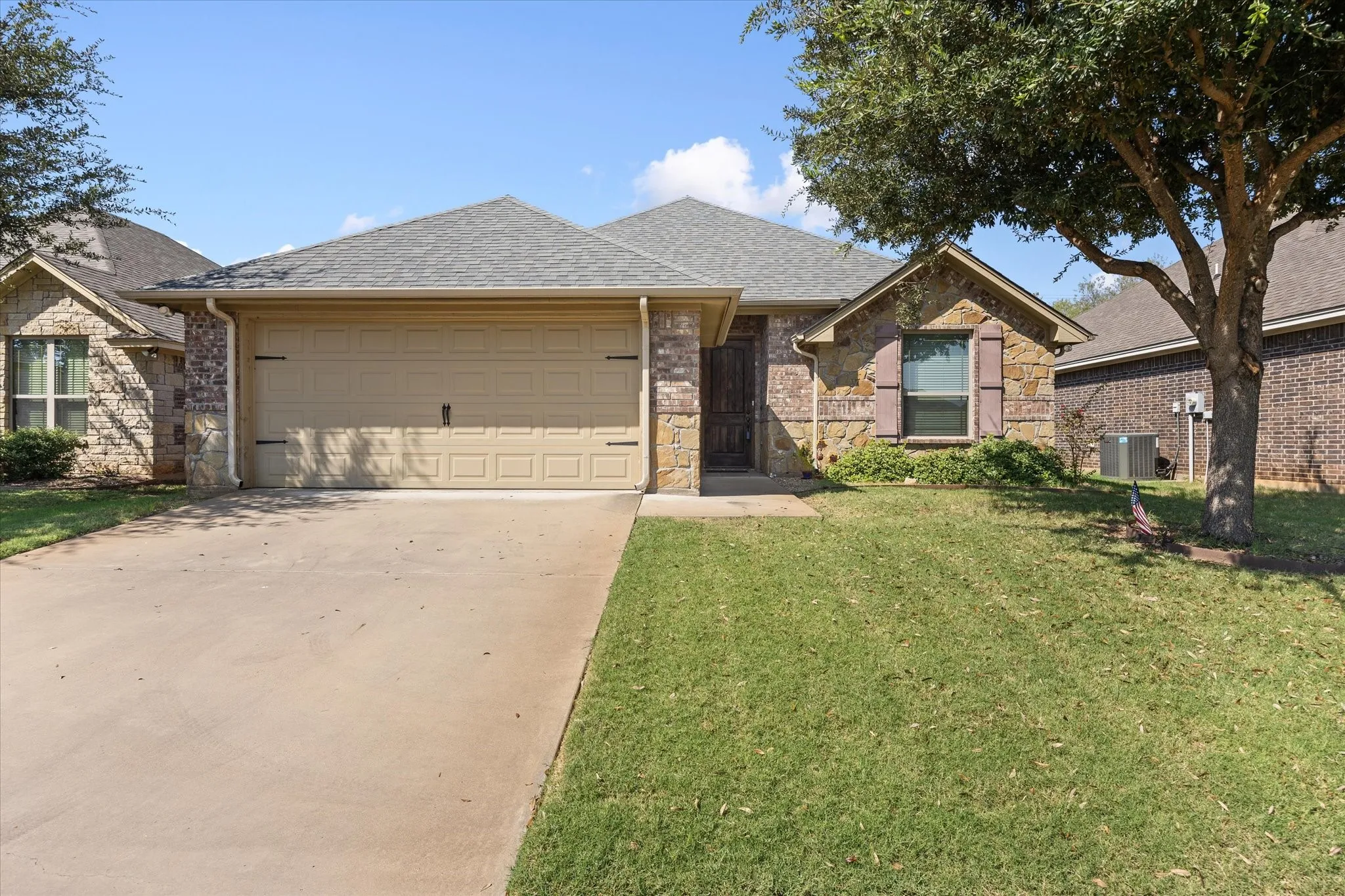 Single Family Residence For Sale in Hood County , 1411 Lauren Lane, Granbury, Texas 76048, 3 Bedroom, 2 Bathroom, 2 Garage spaces, 1,524 Sqft, built in 2015, mls#21367891, Real Estate Agent in Granbury, Homes For Sale in Hood county, Homes For Sale in Granbury, Realtor in Granbury Texas, Real Estate Brokerage Independent Realty Texas, Luminita Cordes Realtor