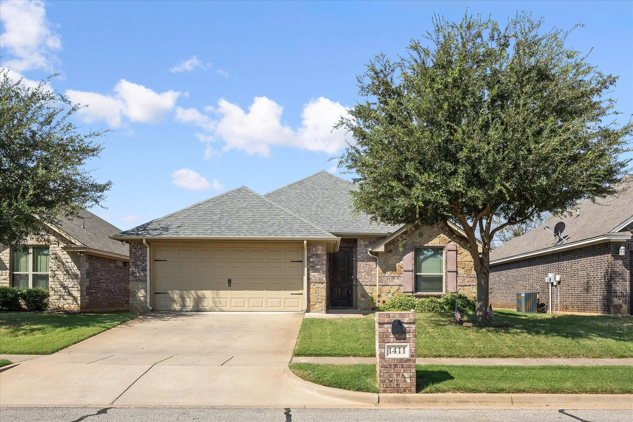 Single Family Residence For Sale in Hood County , 1411 Lauren Lane, Granbury, Texas 76048, 3 Bedroom, 2 Bathroom, 2 Garage spaces, 1,524 Sqft, built in 2015, mls#21367891, Real Estate Agent in Granbury, Homes For Sale in Hood county, Homes For Sale in Granbury, Realtor in Granbury Texas, Real Estate Brokerage Independent Realty Texas, Luminita Cordes Realtor