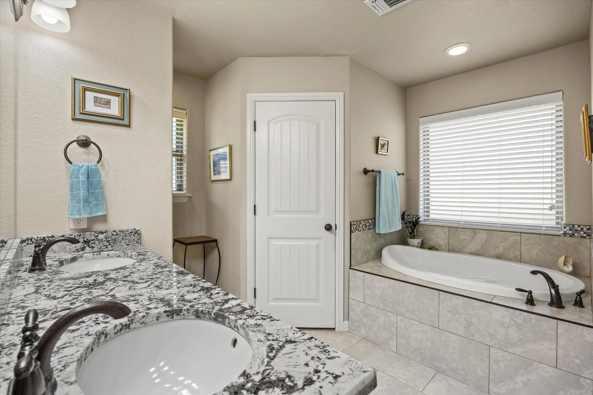 Dual vanity with undermount sinks and granite countertops, garden tub