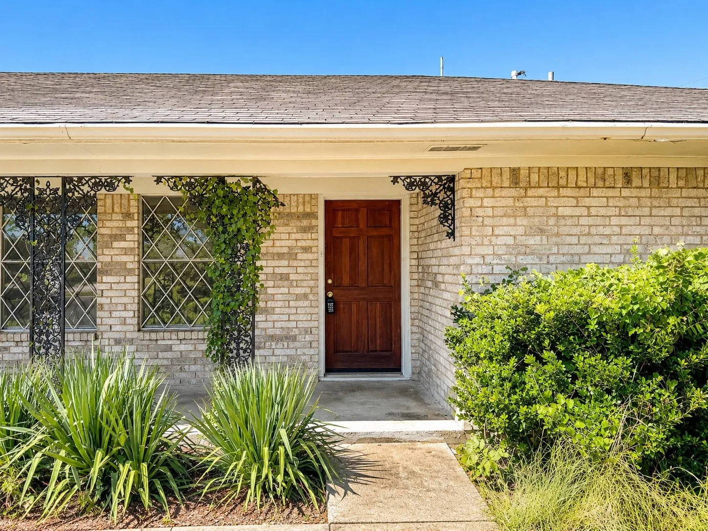 Single Family Residence For Rent in Fannin County , 3858 N US Highway 69 Highway, Leonard, Texas 75452, 3 Bedroom, 2 Bathroom, 2 Garage spaces, 1,818 Sqft, built in 1971, mls#21372410, Real Estate Agent in Leonard, Homes For Rent in Fannin county, Homes For Rent in Leonard, Realtor in Leonard Texas, Real Estate Brokerage Independent Realty Texas, Luminita Cordes Realtor
