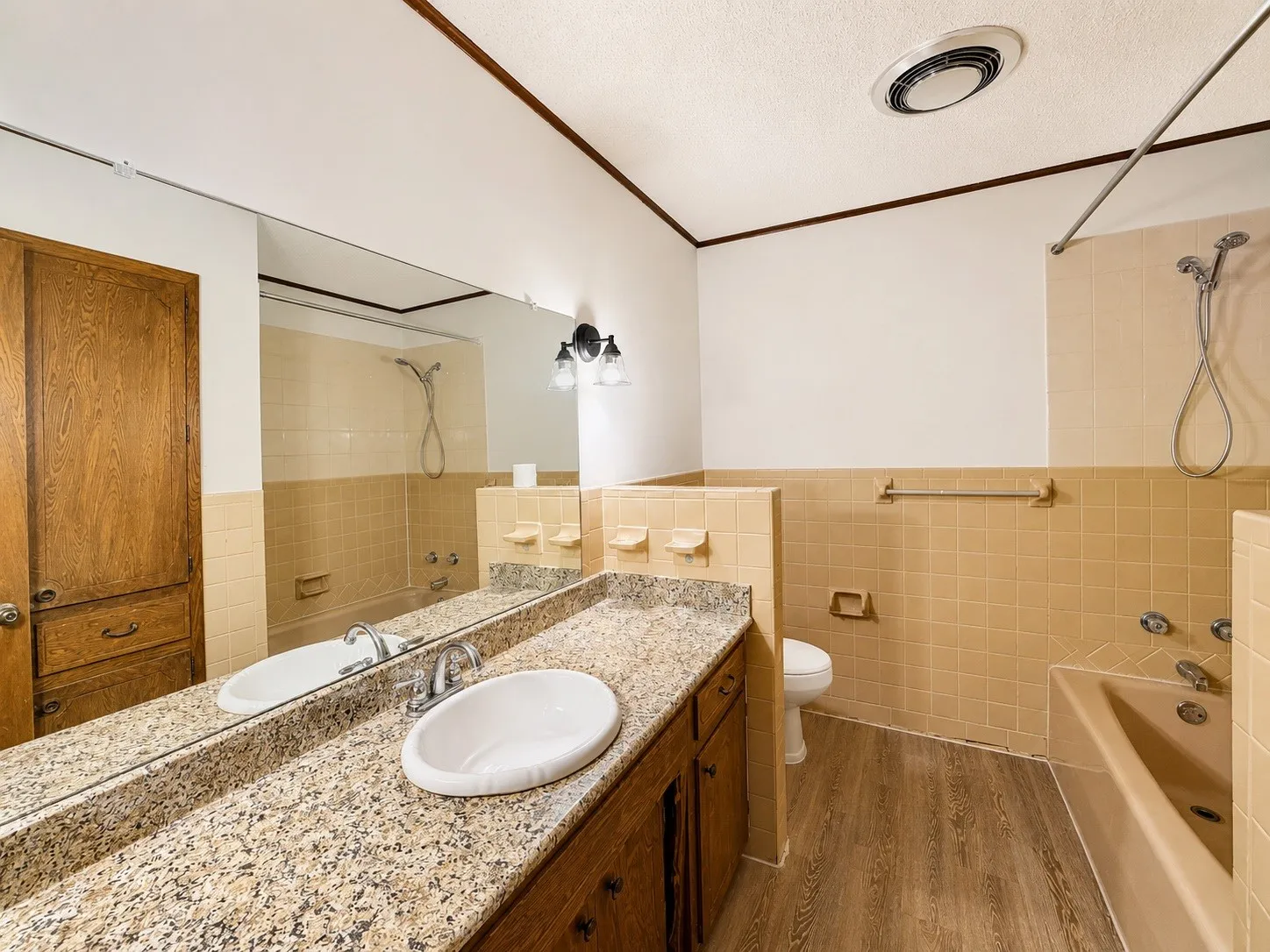 Single Family Residence For Rent in Fannin County , 3858 N US Highway 69 Highway, Leonard, Texas 75452, 3 Bedroom, 2 Bathroom, 2 Garage spaces, 1,818 Sqft, built in 1971, mls#21372410, Real Estate Agent in Leonard, Homes For Rent in Fannin county, Homes For Rent in Leonard, Realtor in Leonard Texas, Real Estate Brokerage Independent Realty Texas, Luminita Cordes Realtor