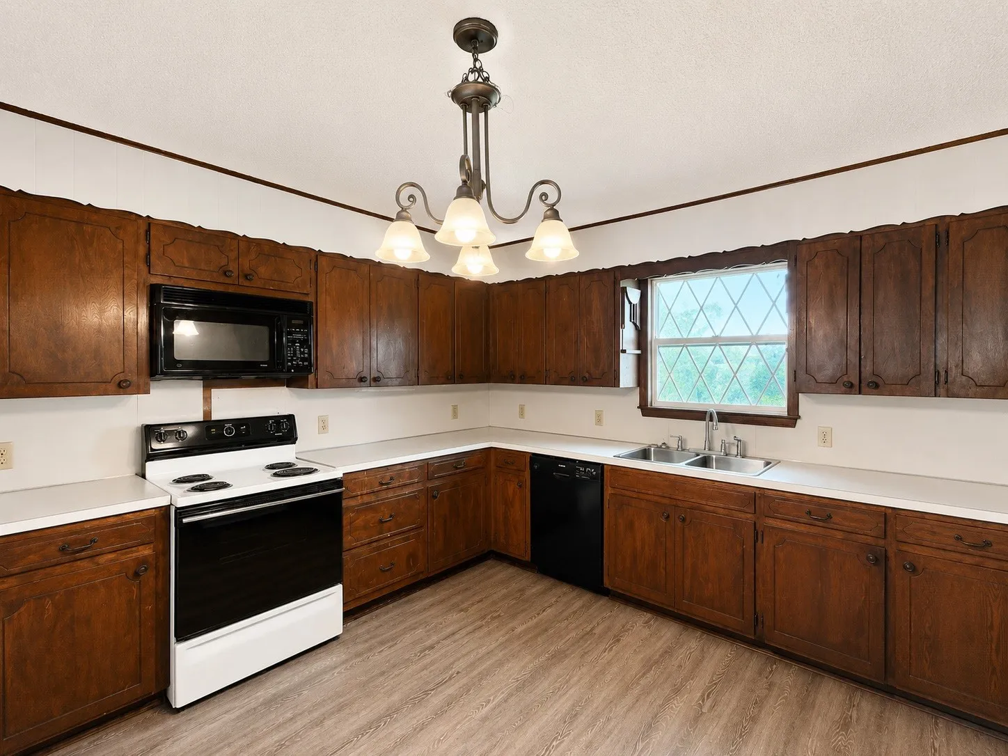Single Family Residence For Rent in Fannin County , 3858 N US Highway 69 Highway, Leonard, Texas 75452, 3 Bedroom, 2 Bathroom, 2 Garage spaces, 1,818 Sqft, built in 1971, mls#21372410, Real Estate Agent in Leonard, Homes For Rent in Fannin county, Homes For Rent in Leonard, Realtor in Leonard Texas, Real Estate Brokerage Independent Realty Texas, Luminita Cordes Realtor