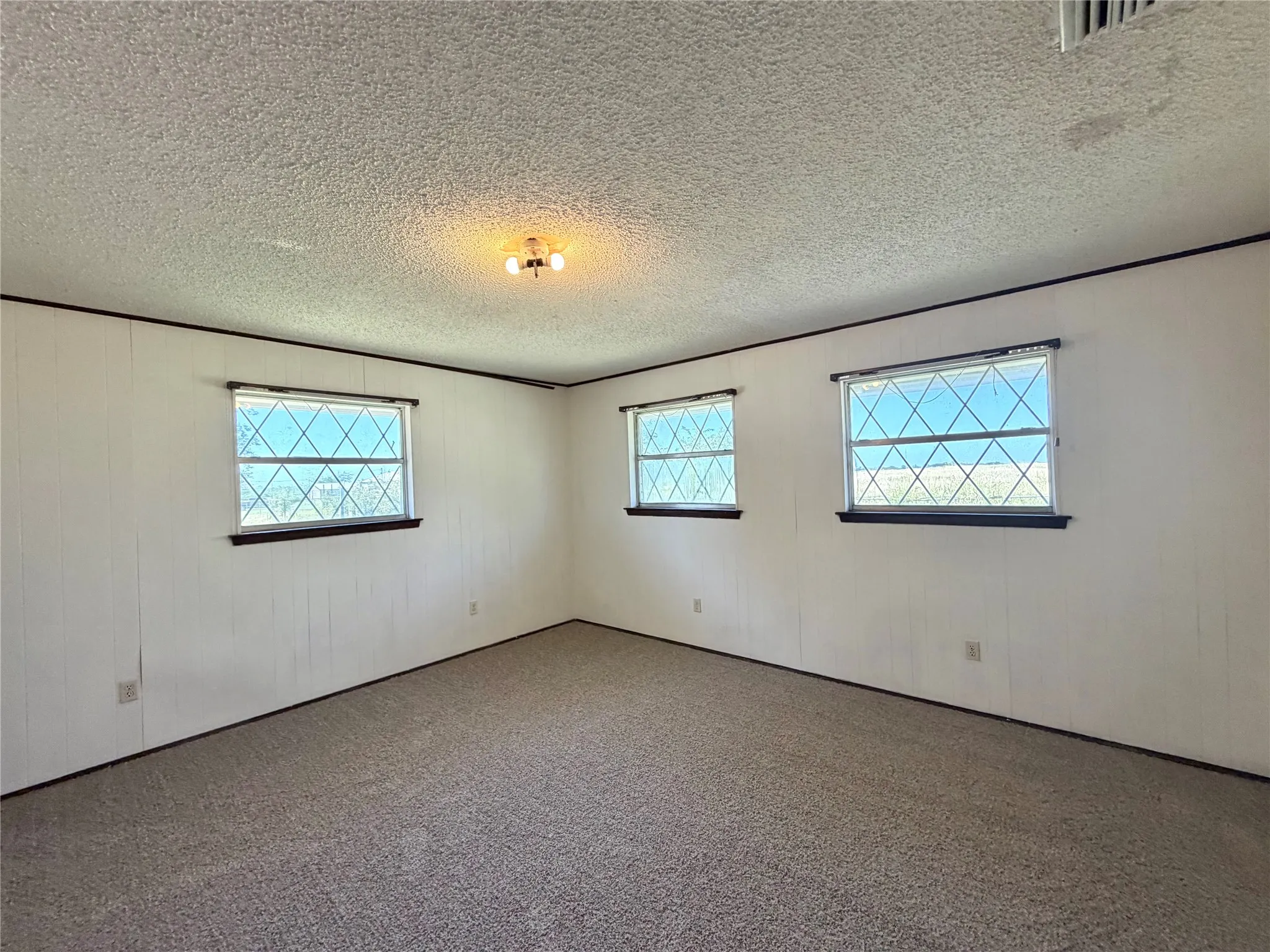 Single Family Residence For Rent in Fannin County , 3858 N US Highway 69 Highway, Leonard, Texas 75452, 3 Bedroom, 2 Bathroom, 2 Garage spaces, 1,818 Sqft, built in 1971, mls#21372410, Real Estate Agent in Leonard, Homes For Rent in Fannin county, Homes For Rent in Leonard, Realtor in Leonard Texas, Real Estate Brokerage Independent Realty Texas, Luminita Cordes Realtor