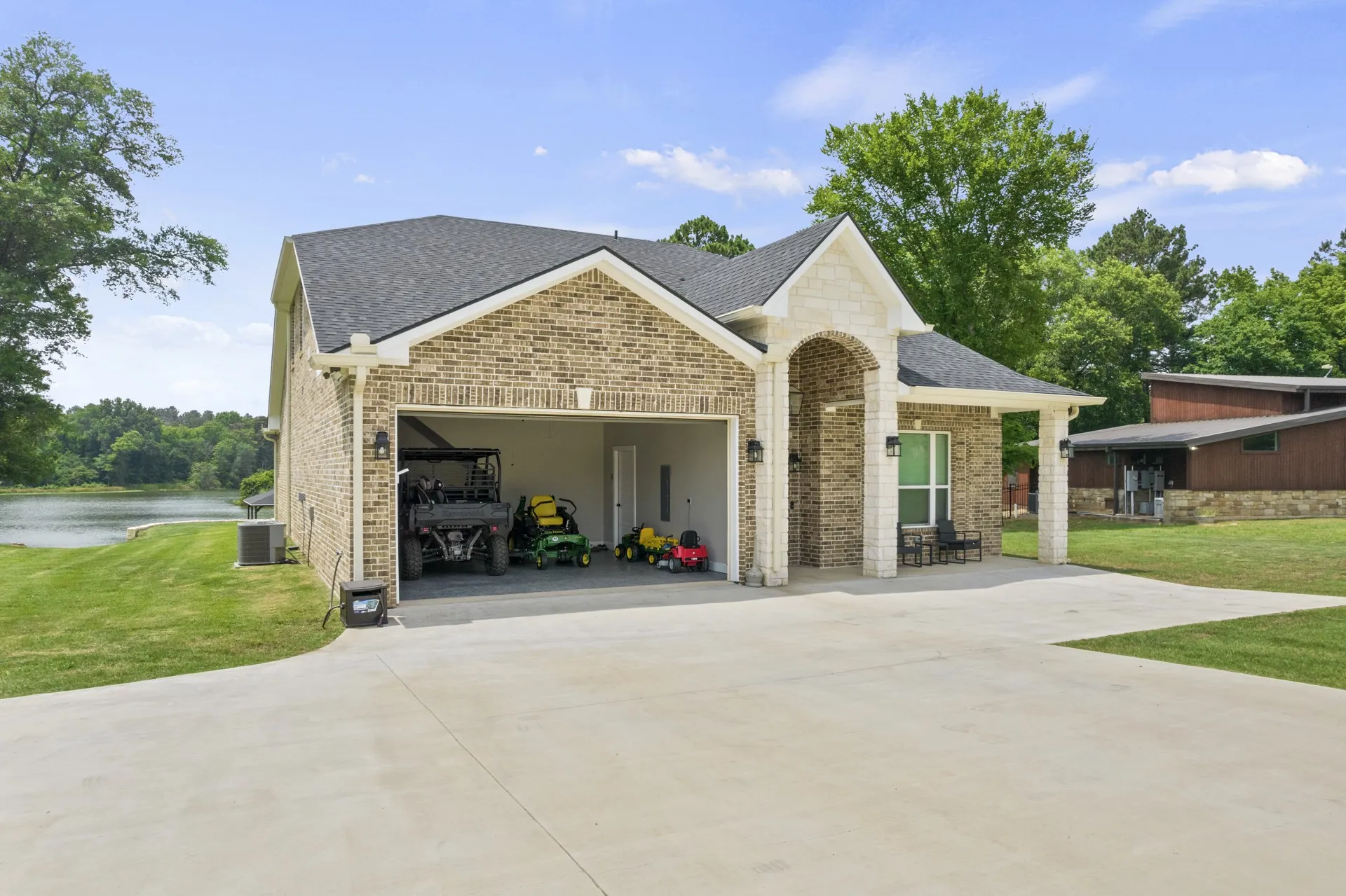 Single Family Residence For Sale in Titus County , 419 Lost Lake Trail, Mt Pleasant, Texas 75455, 4 Bedroom, 3 Bathroom, 2 Garage spaces, 2,578 Sqft, built in 2021, mls#21371914, Real Estate Agent in Mt Pleasant, Homes For Sale in Titus county, Homes For Sale in Mt Pleasant, Realtor in Mt Pleasant Texas, Real Estate Brokerage Independent Realty Texas, Luminita Cordes Realtor