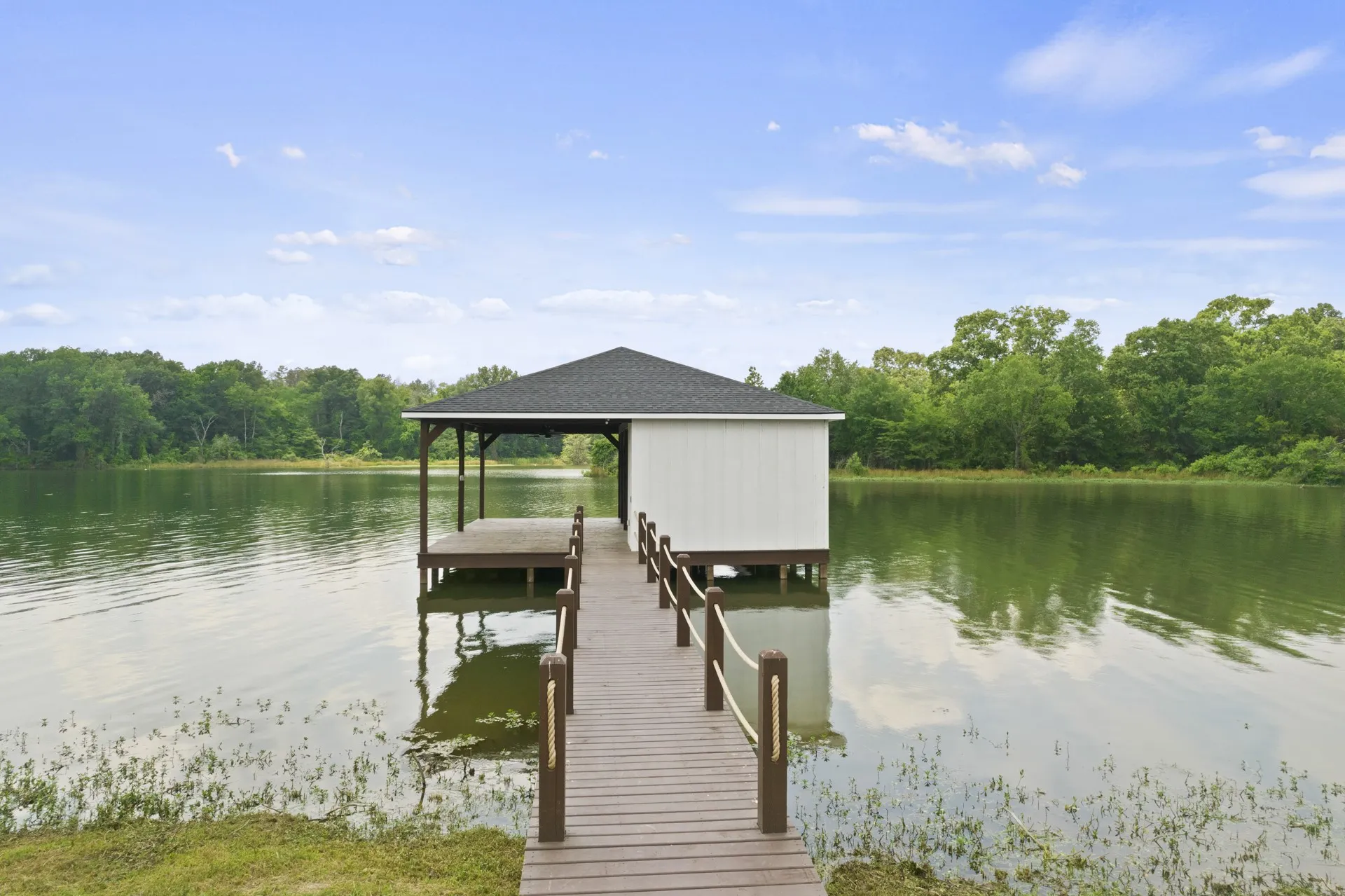 Single Family Residence For Sale in Titus County , 419 Lost Lake Trail, Mt Pleasant, Texas 75455, 4 Bedroom, 3 Bathroom, 2 Garage spaces, 2,578 Sqft, built in 2021, mls#21371914, Real Estate Agent in Mt Pleasant, Homes For Sale in Titus county, Homes For Sale in Mt Pleasant, Realtor in Mt Pleasant Texas, Real Estate Brokerage Independent Realty Texas, Luminita Cordes Realtor