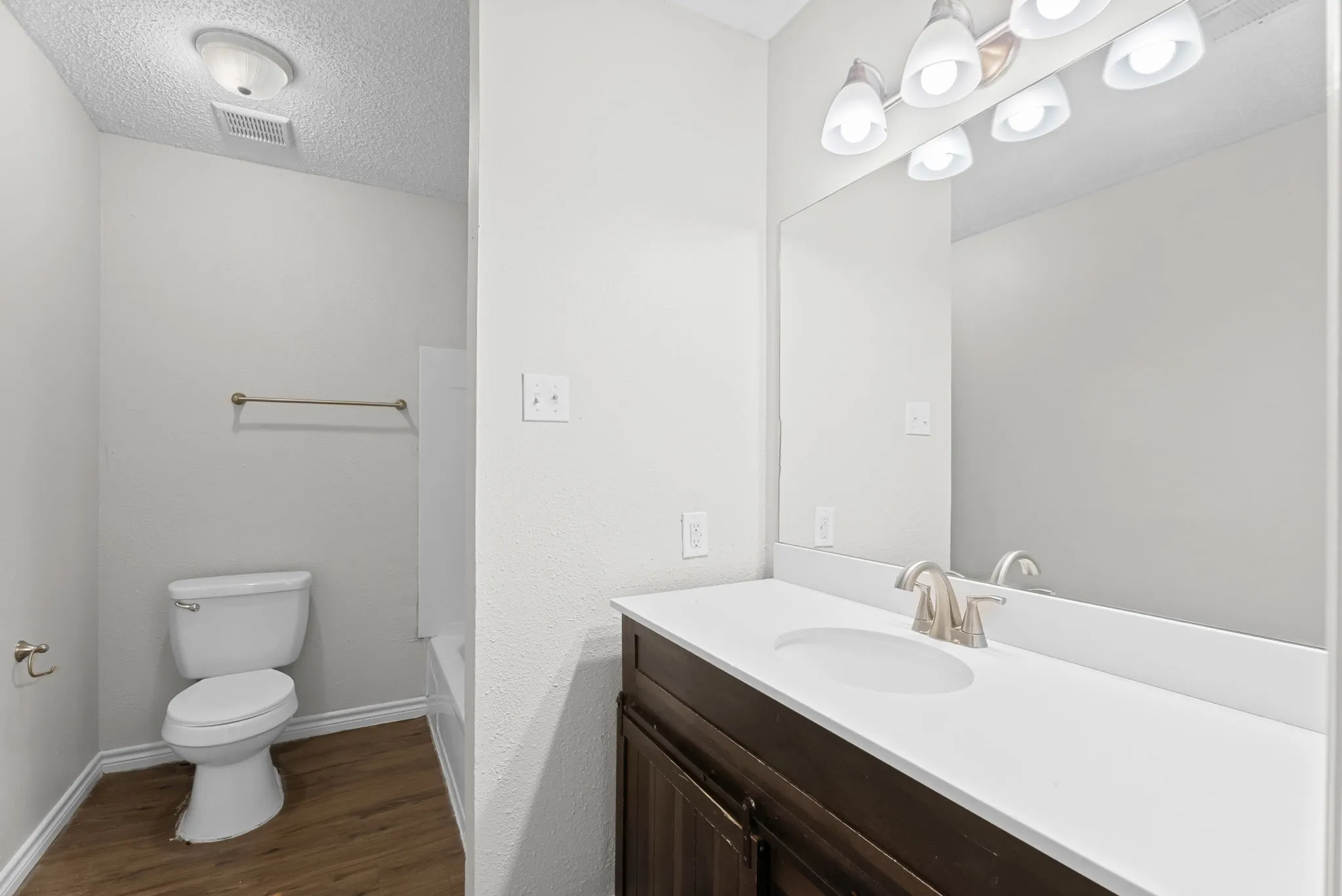 Apartment For Rent in Gregg County , 429 Johnson Street 1, Longview, Texas 75602, 1 Bedroom, 1 Bathroom, Garage spaces, 611 Sqft, built in 1974, mls#21372437, Real Estate Agent in Longview, Homes For Rent in Gregg county, Homes For Rent in Longview, Realtor in Longview Texas, Real Estate Brokerage Independent Realty Texas, Luminita Cordes Realtor
