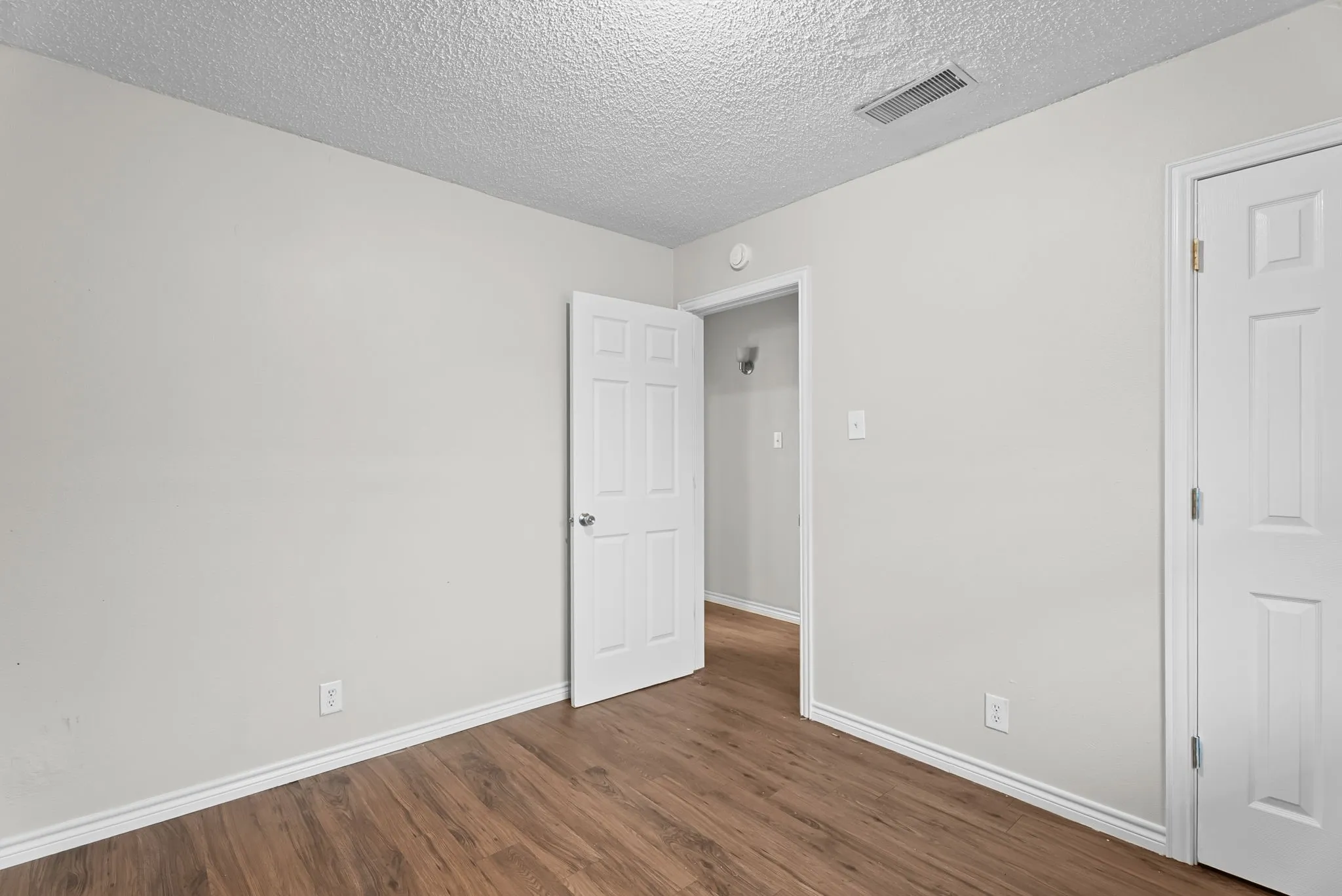 Apartment For Rent in Gregg County , 429 Johnson Street 1, Longview, Texas 75602, 1 Bedroom, 1 Bathroom, Garage spaces, 611 Sqft, built in 1974, mls#21372437, Real Estate Agent in Longview, Homes For Rent in Gregg county, Homes For Rent in Longview, Realtor in Longview Texas, Real Estate Brokerage Independent Realty Texas, Luminita Cordes Realtor