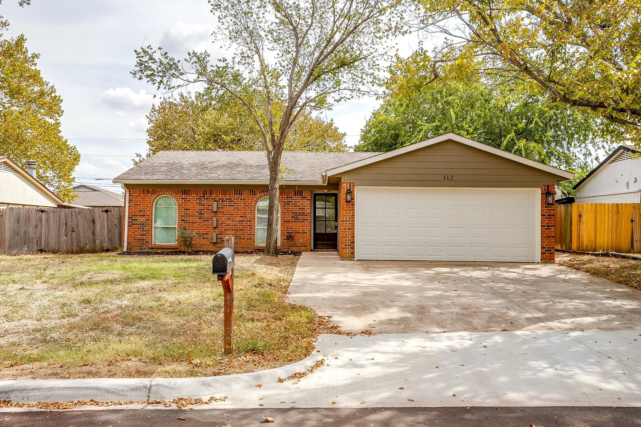 Single Family Residence For Sale in Johnson County , 112 Lorie Street, Alvarado, Texas 76009, 3 Bedroom, 2 Bathroom, 2 Garage spaces, 1,162 Sqft, built in 1981, mls#21371450, Real Estate Agent in Alvarado, Homes For Sale in Johnson county, Homes For Sale in Alvarado, Realtor in Alvarado Texas, Real Estate Brokerage Independent Realty Texas, Luminita Cordes Realtor