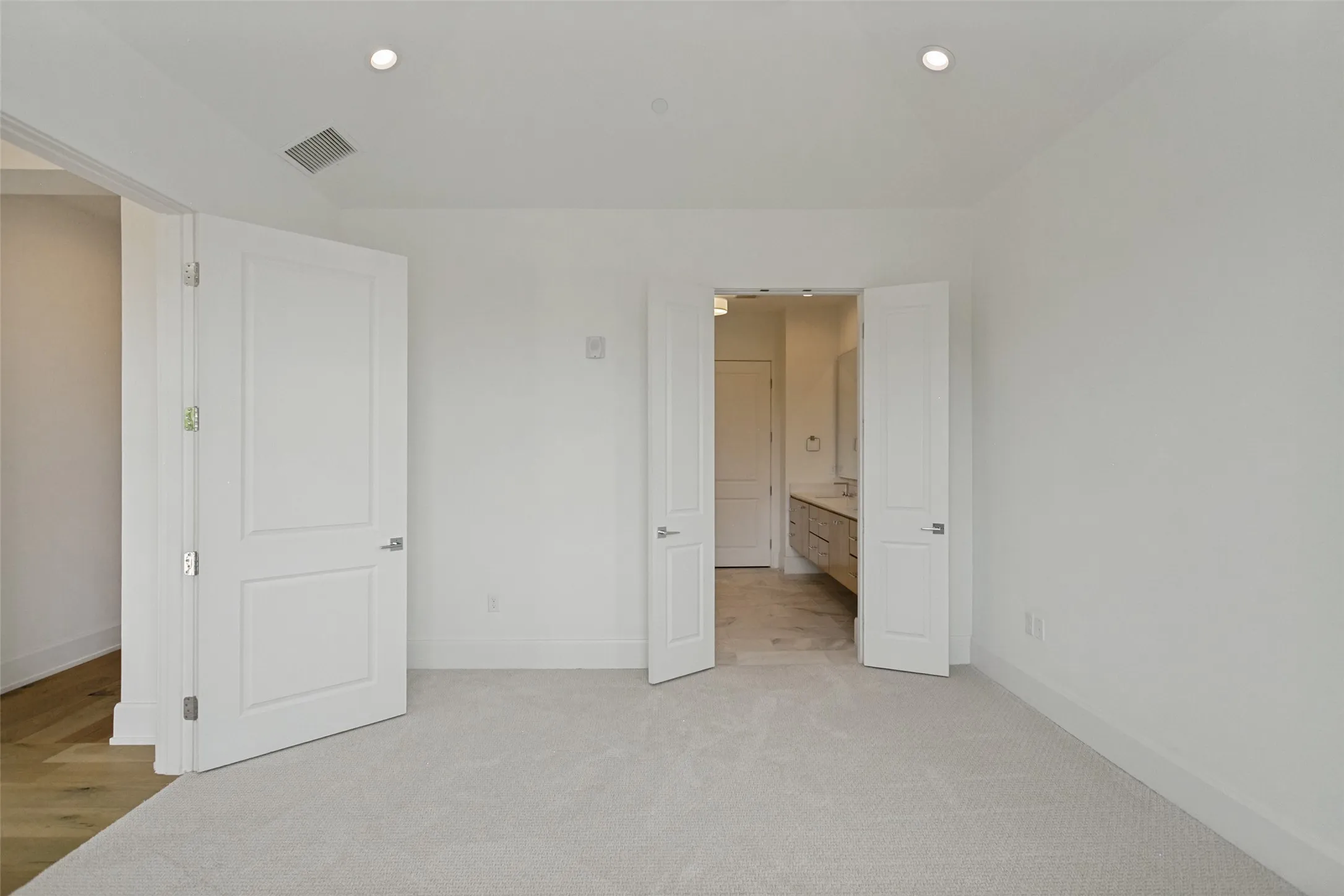 Condominium For Sale in Denton County , 5270 Town And Country Boulevard 332, Frisco, Texas 75034, 1 Bedroom, 2 Bathroom, Garage spaces, 1,624 Sqft, built in 2019, mls#21372311, Real Estate Agent in Frisco, Homes For Sale in Denton county, Homes For Sale in Frisco, Realtor in Frisco Texas, Real Estate Brokerage Independent Realty Texas, Luminita Cordes Realtor