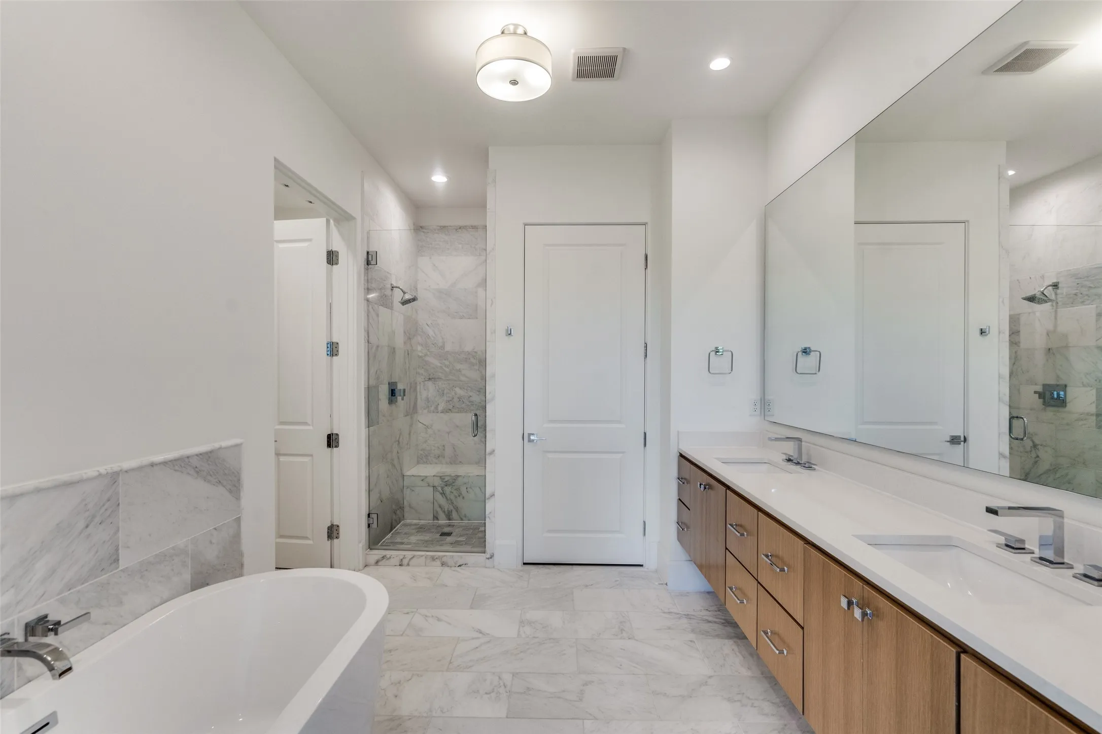 Condominium For Sale in Denton County , 5270 Town And Country Boulevard 332, Frisco, Texas 75034, 1 Bedroom, 2 Bathroom, Garage spaces, 1,624 Sqft, built in 2019, mls#21372311, Real Estate Agent in Frisco, Homes For Sale in Denton county, Homes For Sale in Frisco, Realtor in Frisco Texas, Real Estate Brokerage Independent Realty Texas, Luminita Cordes Realtor