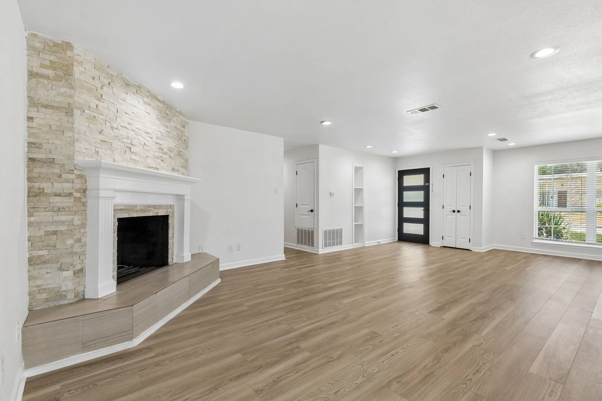 Single Family Residence For Sale in Dallas County , 8148 Clear Springs Road, Dallas, Texas 75240, 3 Bedroom, 2 Bathroom, 2 Garage spaces, 1,652 Sqft, built in 1966, mls#21371126, Real Estate Agent in Dallas, Homes For Sale in Dallas county, Homes For Sale in Dallas, Realtor in Dallas Texas, Real Estate Brokerage Independent Realty Texas, Luminita Cordes Realtor
