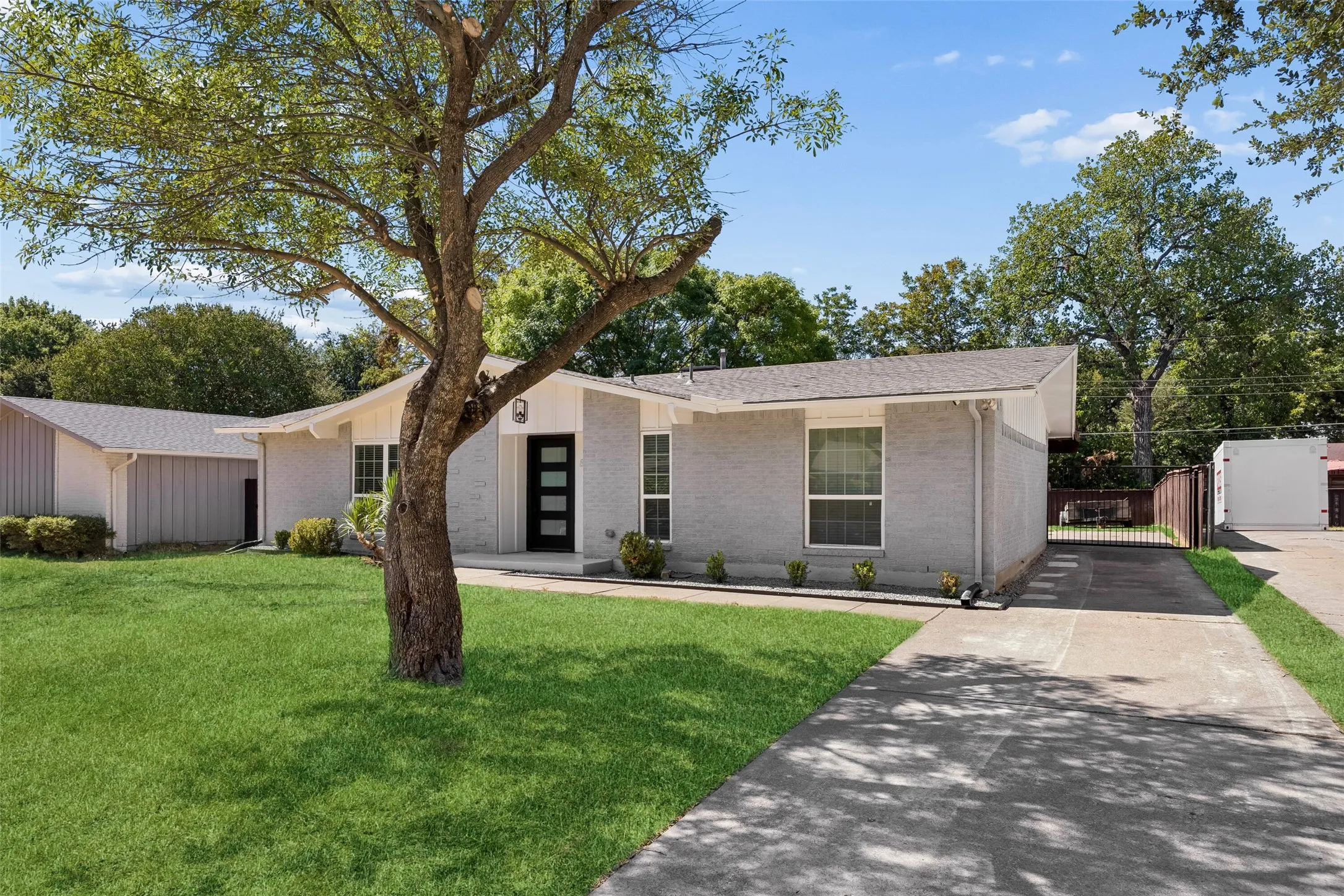 Single Family Residence For Sale in Dallas County , 8148 Clear Springs Road, Dallas, Texas 75240, 3 Bedroom, 2 Bathroom, 2 Garage spaces, 1,652 Sqft, built in 1966, mls#21371126, Real Estate Agent in Dallas, Homes For Sale in Dallas county, Homes For Sale in Dallas, Realtor in Dallas Texas, Real Estate Brokerage Independent Realty Texas, Luminita Cordes Realtor