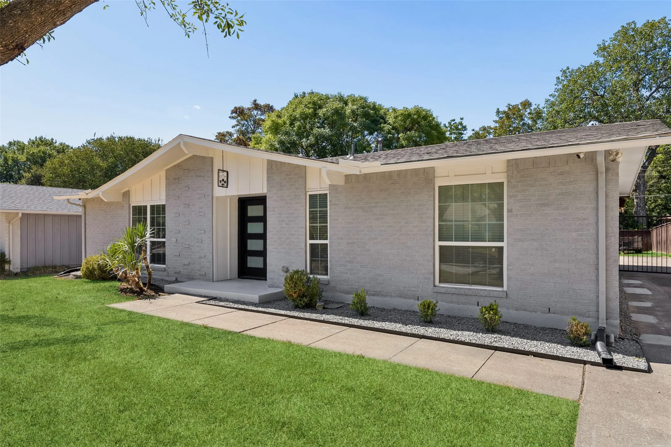Single Family Residence For Sale in Dallas County , 8148 Clear Springs Road, Dallas, Texas 75240, 3 Bedroom, 2 Bathroom, 2 Garage spaces, 1,652 Sqft, built in 1966, mls#21371126, Real Estate Agent in Dallas, Homes For Sale in Dallas county, Homes For Sale in Dallas, Realtor in Dallas Texas, Real Estate Brokerage Independent Realty Texas, Luminita Cordes Realtor
