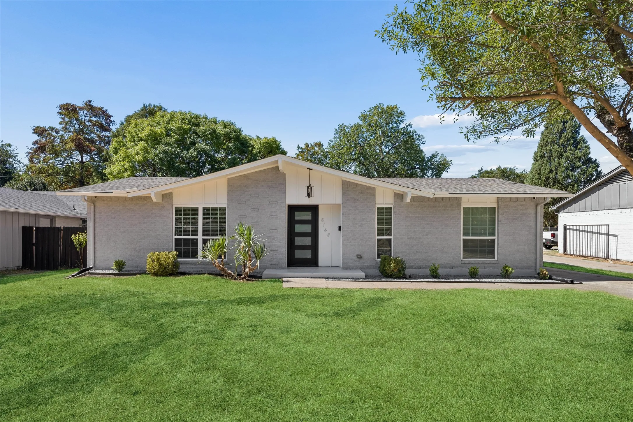Single Family Residence For Sale in Dallas County , 8148 Clear Springs Road, Dallas, Texas 75240, 3 Bedroom, 2 Bathroom, 2 Garage spaces, 1,652 Sqft, built in 1966, mls#21371126, Real Estate Agent in Dallas, Homes For Sale in Dallas county, Homes For Sale in Dallas, Realtor in Dallas Texas, Real Estate Brokerage Independent Realty Texas, Luminita Cordes Realtor
